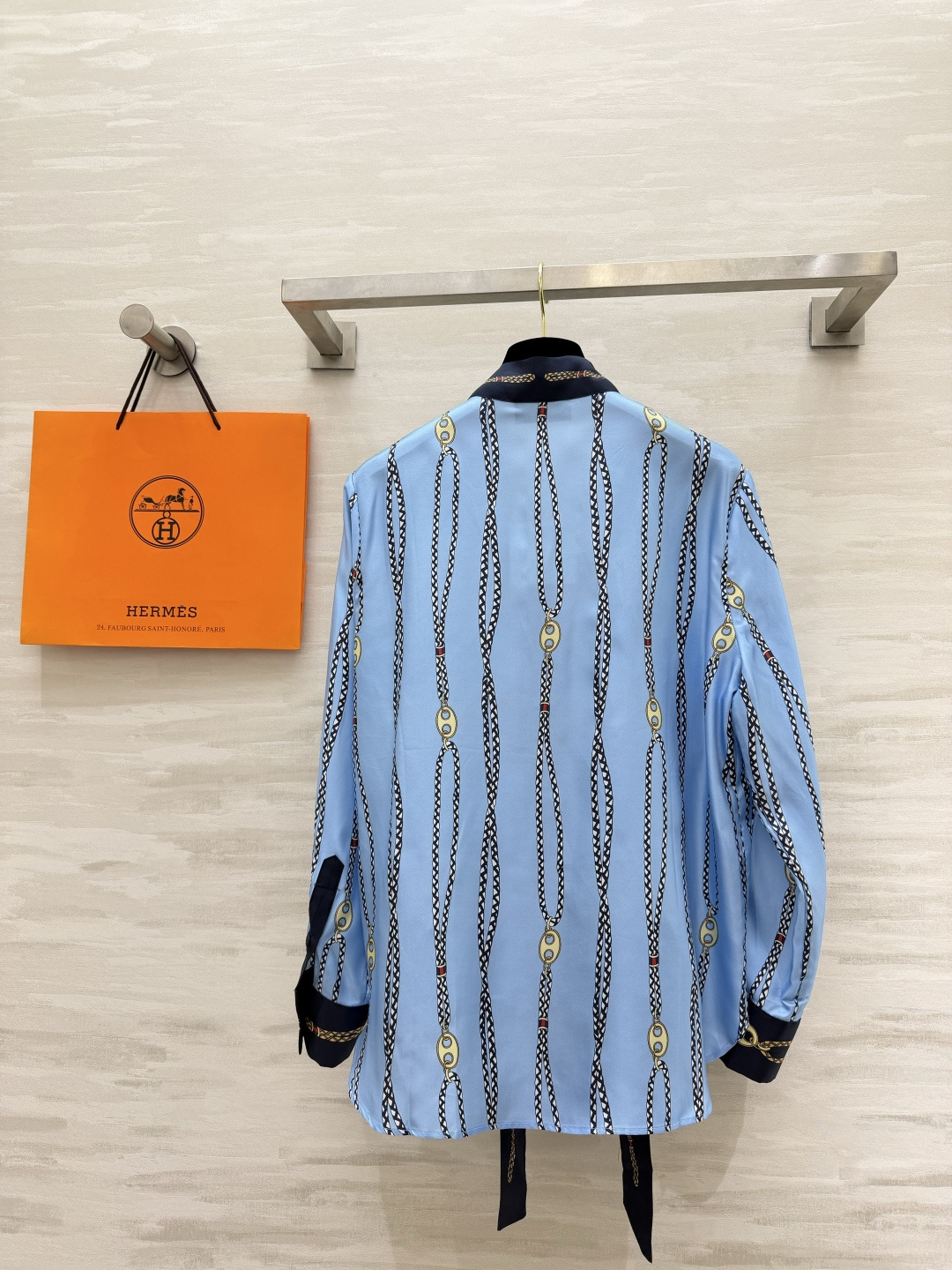 Hermès²⁶链条印花飘带真丝衬衫💙清爽浅蓝底色 经典锁链竖纹印花 复古贵气氛围感拉满 领口藏青撞色飘带蝴蝶结 可系可