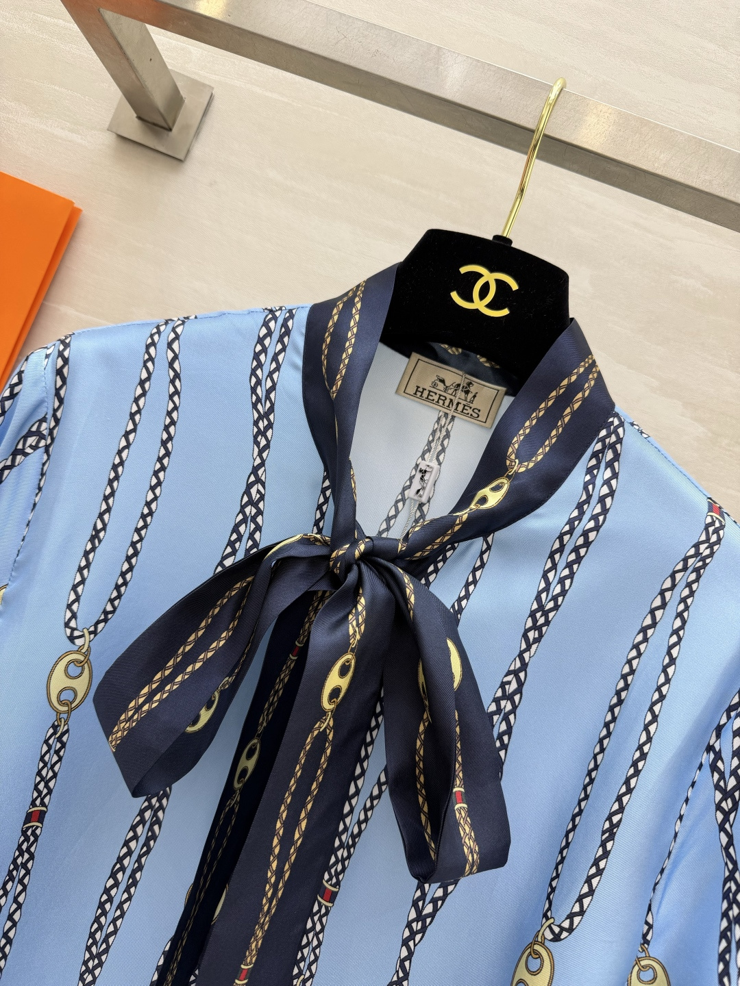 Hermès²⁶链条印花飘带真丝衬衫💙清爽浅蓝底色 经典锁链竖纹印花 复古贵气氛围感拉满 领口藏青撞色飘带蝴蝶结 可系可