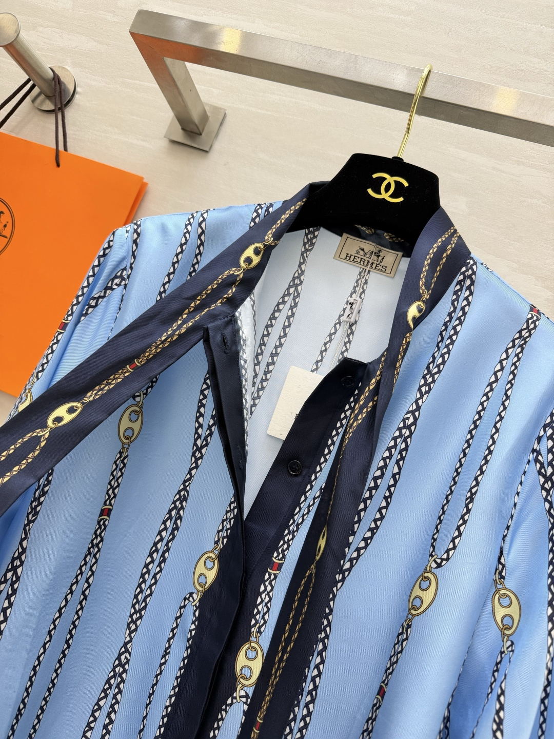 Hermès²⁶链条印花飘带真丝衬衫💙清爽浅蓝底色 经典锁链竖纹印花 复古贵气氛围感拉满 领口藏青撞色飘带蝴蝶结 可系可