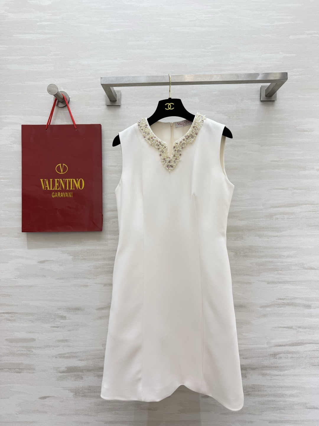 NO:934598,Valentin beaded V-neck sleeveless dress is available in classic black and white. Minimalist and neat A-line skirt. Handmade colored diamond and pearl beaded V-neck at the neck. Exquisite and gorgeous, just enough to modify the neck line. Sleeveless tailoring is generous and decent. Slim-fitting and micro-A version. It hides the flesh and makes you look slimmer. Stiff and high-grade fabric. The version is flat and stylish. It can be used in banquets, parties, commuting and formal occasions. Elegant and noble. Low-key and high-gloss. High-quality customization.  Available now: size S/M/L/XL (M size bust 90, skirt length 88), valentino, skirts,19860909Valentin钉珠V领无袖连衣裙黑白两色经典可选 极简利落A字裙型 领口手工彩钻珍珠钉珠V型领 精致华丽 刚好修饰脖颈线条 无袖剪裁大方得体 修身微A版型 藏肉显瘦不挑身材 挺括高级面料 版型平整有型 宴会、聚会、通勤正式场合都能驾驭 优雅贵气 低调自带高光 高品质定制 现货首发sizeS/M/L/XL（M码胸围90,裙长88）,,valentino,skirts,,Women's clothing
