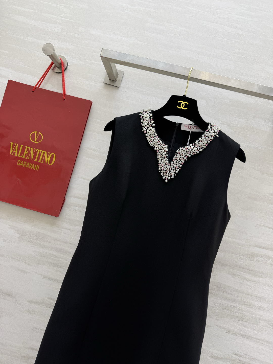 Valentin♡²⁶钉珠V领无袖连衣裙⚫⚪黑白两色经典可选 极简利落A字裙型 领口手工彩钻珍珠钉珠V型领 精致华丽 刚