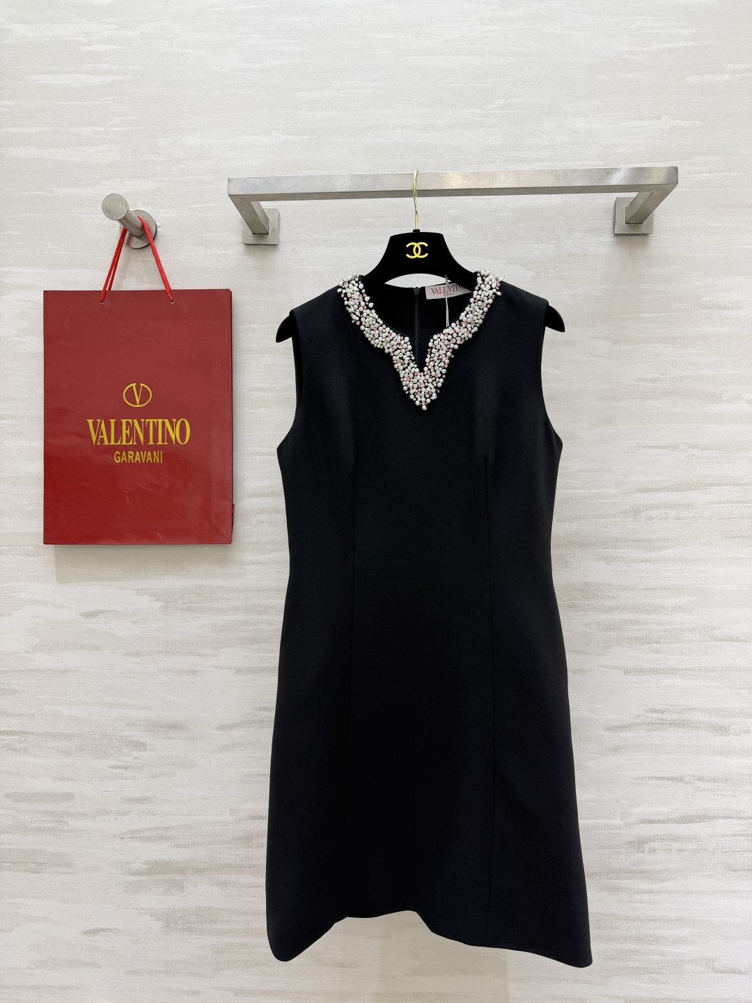 NO:933594,Valentin beaded V-neck sleeveless dress is available in classic black and white. Minimalist and neat A-line skirt. Handmade colored diamond and pearl beaded V-neck at the neck. Exquisite and gorgeous, just enough to modify the neck line. Sleeveless tailoring is generous and decent. Slim-fitting and micro-A version. It hides the flesh and makes you look slimmer. Stiff and high-grade fabric. The version is flat and stylish. It can be used in banquets, parties, commuting and formal occasions. Elegant and noble. Low-key and high-gloss. High-quality customization.  Available in stock first size S/M/L/XL (M size bust 90, skirt length 88), Valentino-clothing, valentino, valentino, skirts,19860909Valentin钉珠V领无袖连衣裙黑白两色经典可选 极简利落A字裙型 领口手工彩钻珍珠钉珠V型领 精致华丽 刚好修饰脖颈线条 无袖剪裁大方得体 修身微A版型 藏肉显瘦不挑身材 挺括高级面料 版型平整有型 宴会、聚会、通勤正式场合都能驾驭 优雅贵气 低调自带高光 高品质定制 现货首发sizeS/M/L/XL（M码胸围90,裙长88）,华伦天奴-服装,valentino,valentino,skirts,,Women's clothing