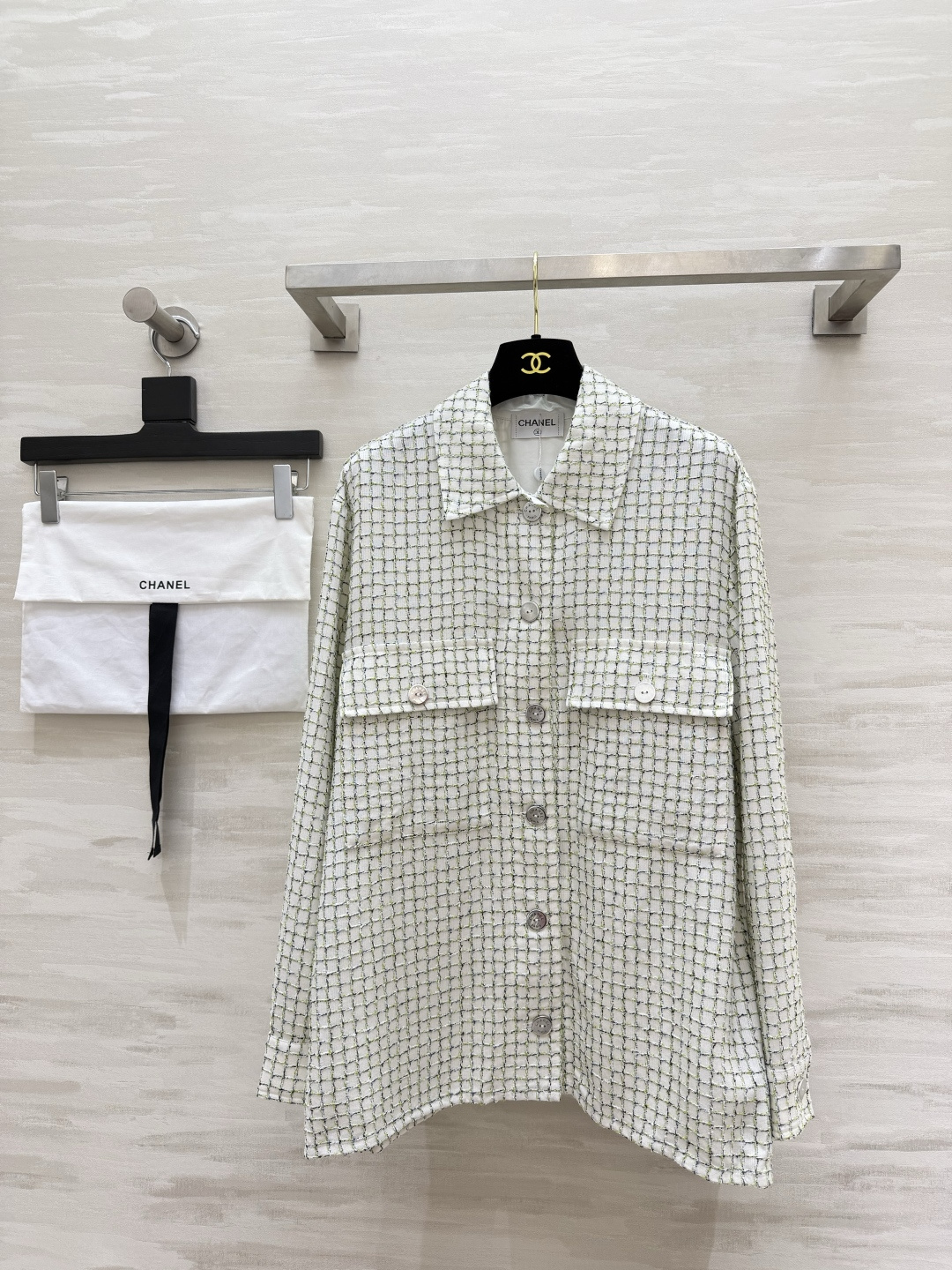 NO:933621,ChaneP fine plaid shirt jacket, classic lapel workwear style, loose off-shoulder tailoring, white background interspersed with fine colorful thread plaid, low-key and textured, multiple metal buttons, double chest pocket design, casual and relaxed, can be worn for commuting/daily wear, elegant heroine aura, one piece can be worn for many seasons, high-quality customization  Available in stock first size S/M/L (S size shoulder width 45, bust 106, length 67), Chanel-clothing, chanel, chanel, jackets & coats, shirts,19860909ChaneP细格花呢衬衫外套 经典翻领工装版型 宽松落肩剪裁 白底色穿插细碎彩线格纹 低调自带肌理感 多颗金属纽扣 胸前双口袋设计 随性松弛 通勤/日常都能穿出优雅大女主气场 一件承包多季穿搭 高品质定制 现货首发sizeS/M/L（s码肩宽45,胸围106,衣长67）,香奈儿-服装,chanel,chanel,jackets & coats,shirts,,Women's clothing