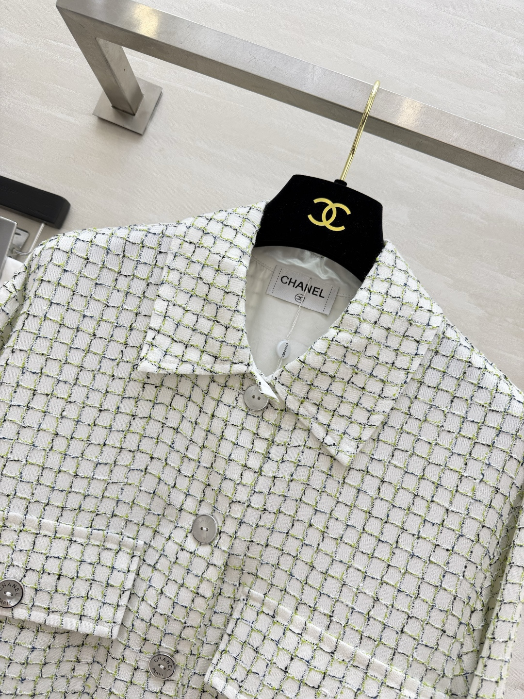 ✨Chane♡²⁶P细格花呢衬衫外套 经典翻领工装版型 宽松落肩剪裁 白底色穿插细碎彩线格纹 低调自带肌理感 多颗金属纽