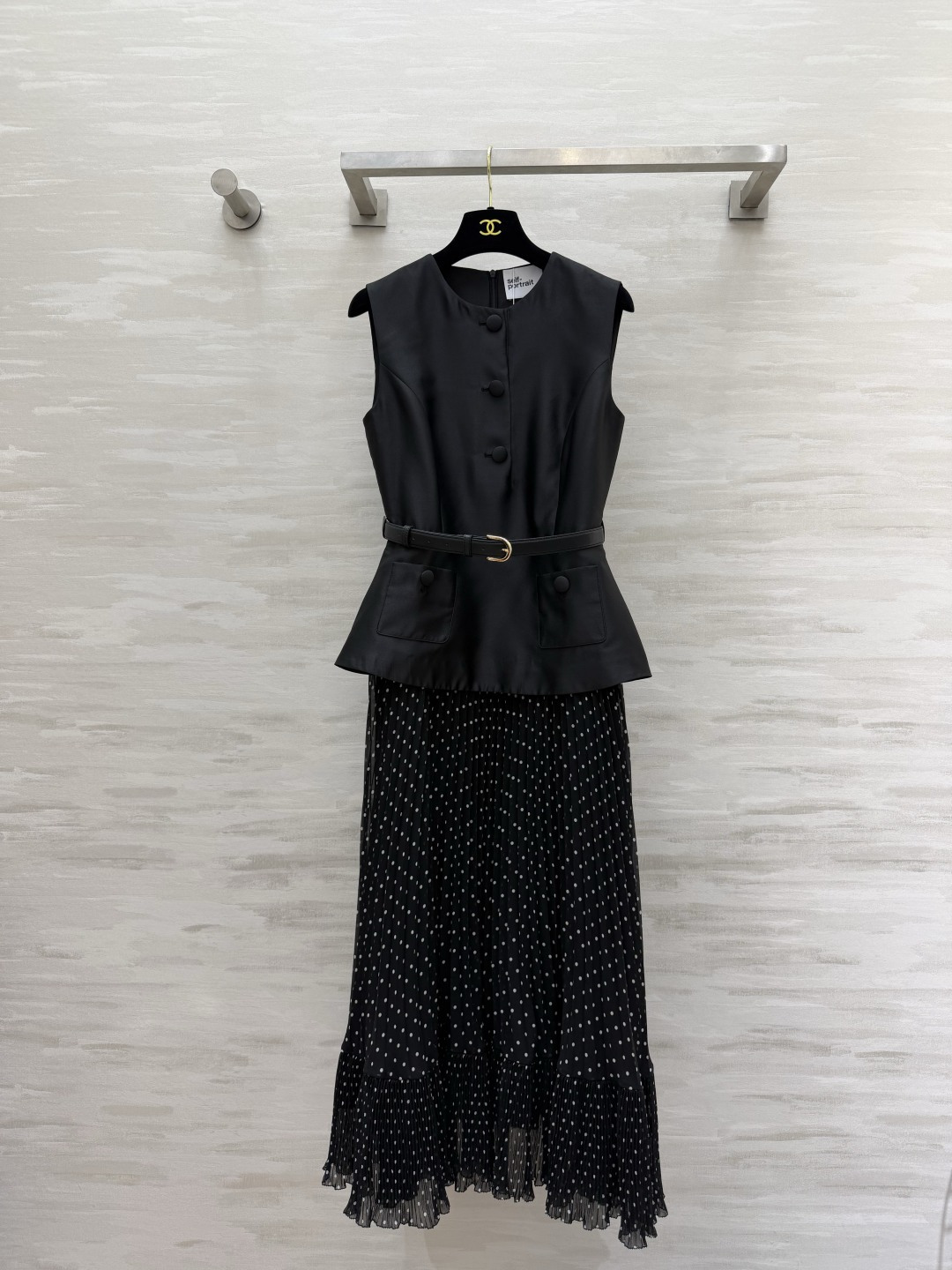 NO:933607,self-portrai high-end fake two-piece black dress waistcoat with built-in belt, optimized body proportions, neat tailoring to highlight the waistline, paired with a polka-dot pleated long skirt, polka-dot retro, flexible and smooth skirt, elegant and gentle upper body, with exquisite feminine aura, high-quality customization, available in stock, size 36/38/40/42 (38 bust 86, skirt length 118), women's clothing, skirts,19860909self-portrai高级感假两件黑色连衣裙收腰马甲自带腰带 优化身材比例 利落剪裁凸显腰线搭配波点压褶长款半裙 波点复古 裙摆灵动垂顺 上身大气温柔 自带精致女人气场 高品质定制 现货首发size36/38/40/42（38胸围86,裙长118）,女装,skirts,,Women's clothing