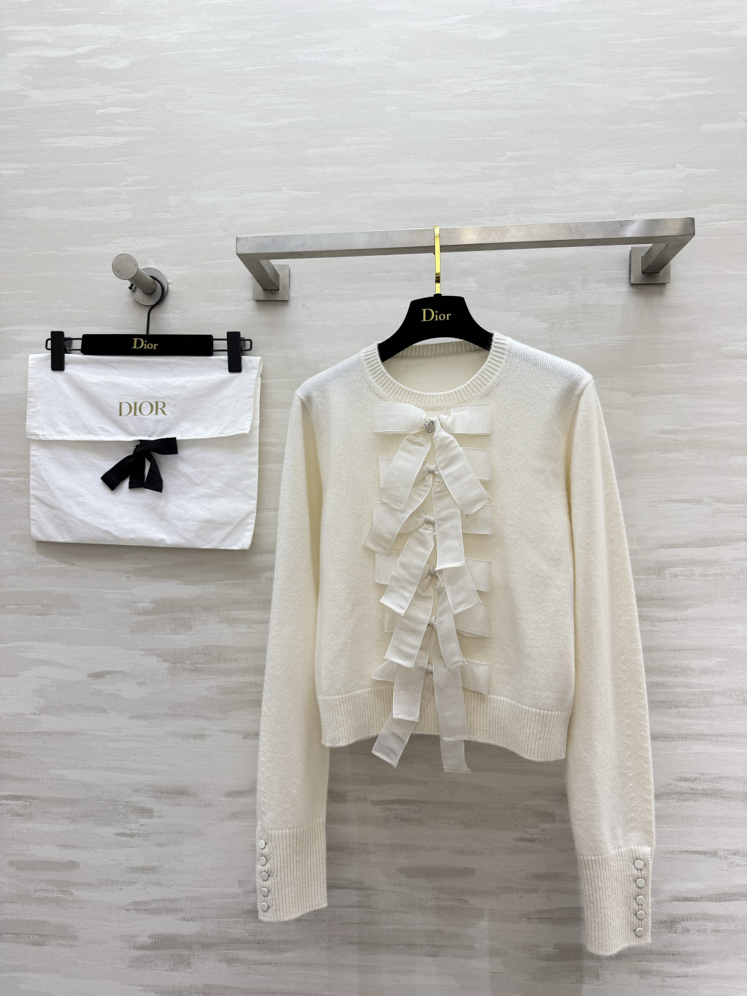 NO:934566,Dio bow knitted cardigan. Milky white soft and waxy cashmere fabric. It feels delicate and skin-friendly. A row of three-dimensional satin bows on the placket. It creates a fairy atmosphere. The short cut optimizes the waistline. Easily create the golden ratio. The cuffs are exquisitely buttoned. Full of details. Gentle and elegant with a sense of girlish sophistication. It looks good when worn alone or inside. The first choice for daily dating atmosphere. High-quality customization. Available in stock first size S/M/L (),, dior, gold,19860909Dio蝴蝶结针织开衫 奶白软糯羊绒面料 触感细腻亲肤 门襟一排立体缎面蝴蝶结 仙气氛围感拉满 短款剪裁优化腰线 轻松打造黄金比例 袖口精致排扣点缀 细节满满 温柔优雅又带着少女精致感 单穿、内搭都好看 日常约会氛围感首选 高品质定制 现货首发sizeS/M/L（）,,dior,gold,,Women's clothing