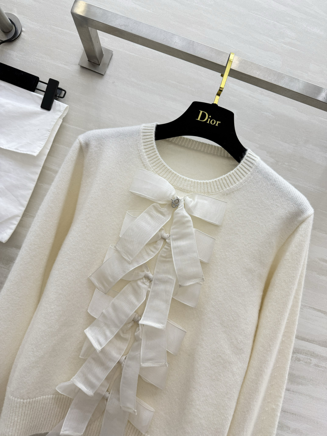 🤍Dio♡²⁶蝴蝶结针织开衫 奶白软糯羊绒面料 触感细腻亲肤 门襟一排立体缎面蝴蝶结 仙气氛围感拉满 短款剪裁优化腰线 