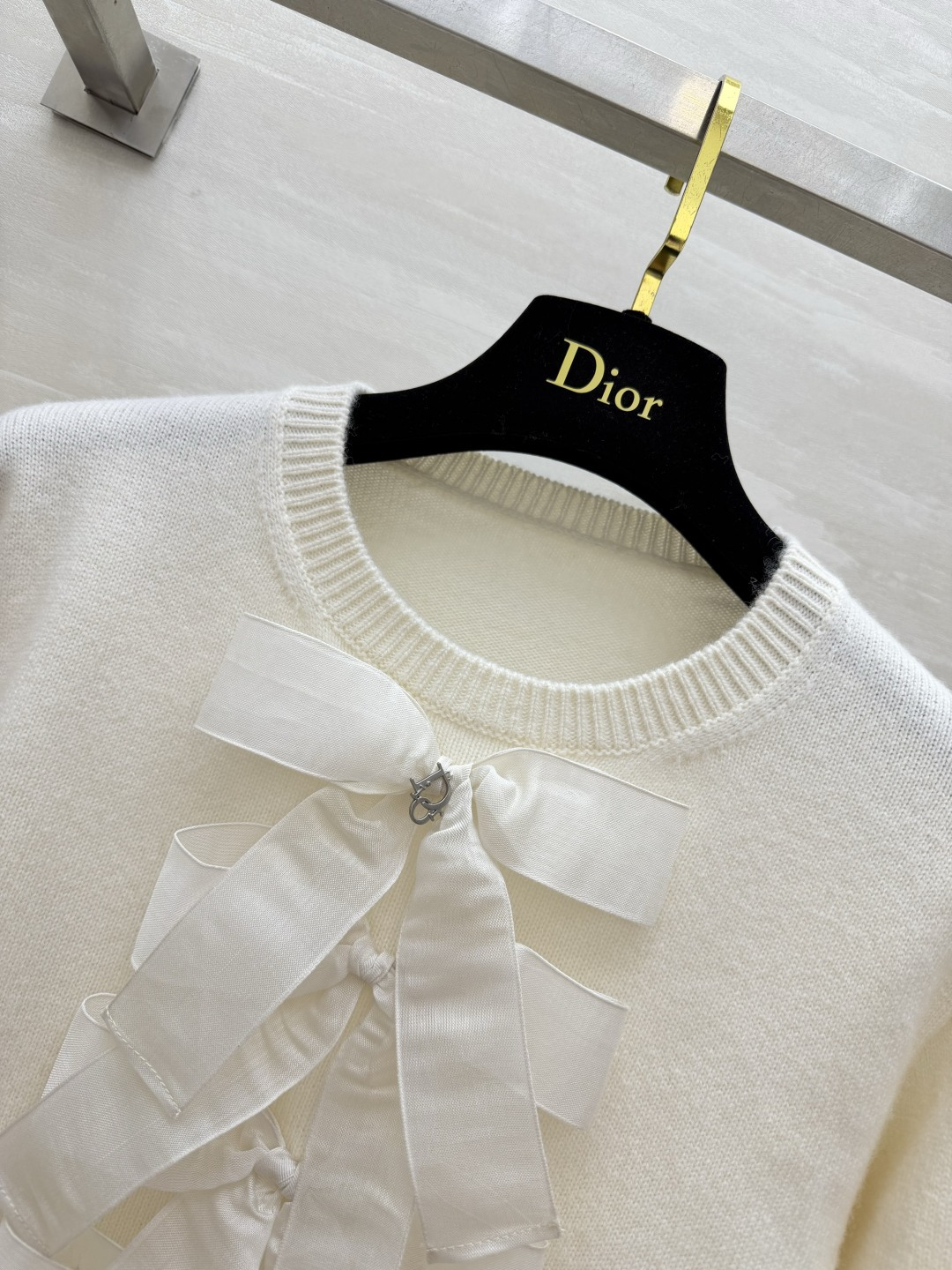 🤍Dio♡²⁶蝴蝶结针织开衫 奶白软糯羊绒面料 触感细腻亲肤 门襟一排立体缎面蝴蝶结 仙气氛围感拉满 短款剪裁优化腰线 