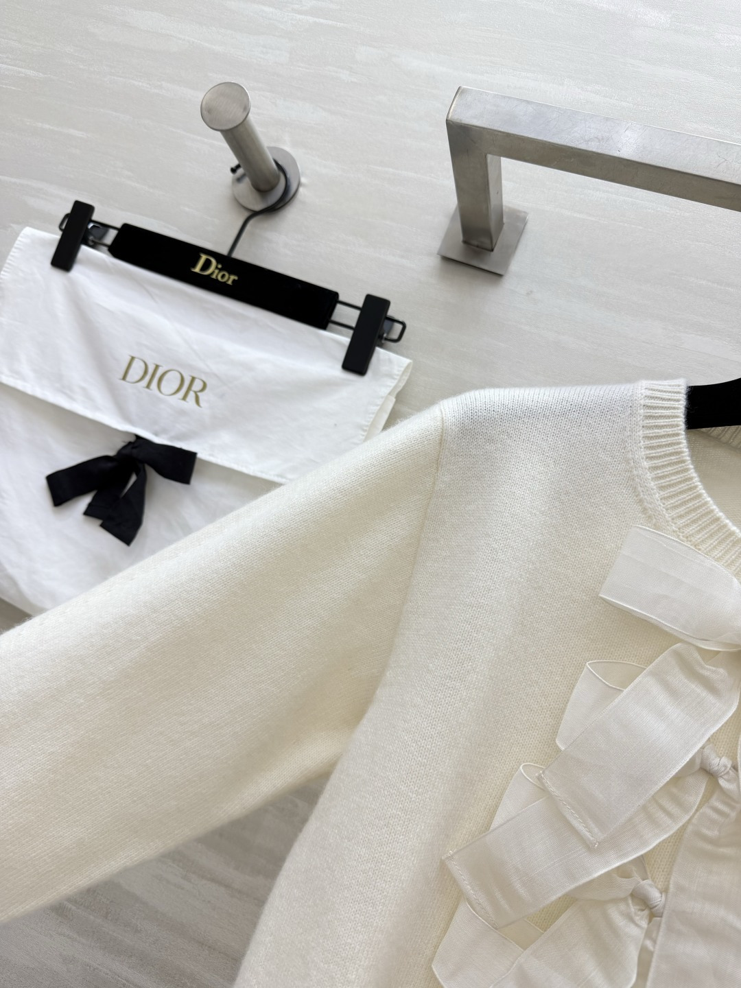 🤍Dio♡²⁶蝴蝶结针织开衫 奶白软糯羊绒面料 触感细腻亲肤 门襟一排立体缎面蝴蝶结 仙气氛围感拉满 短款剪裁优化腰线 