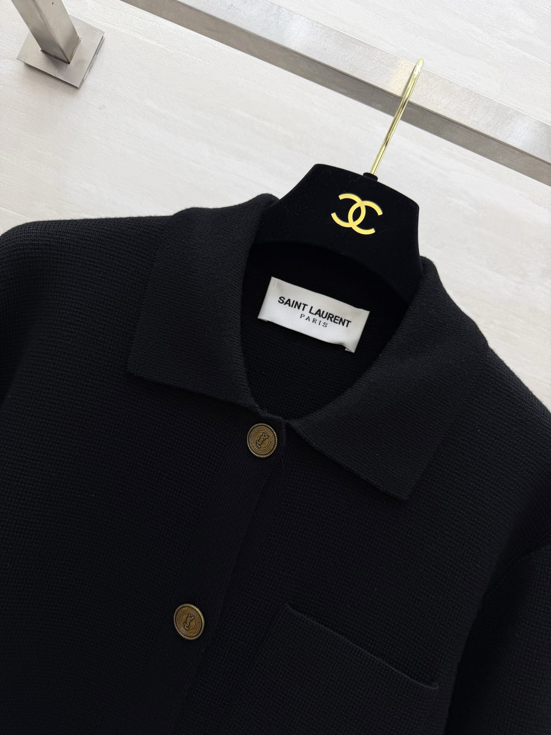 🖤YSL²⁶翻领金扣羊毛外套 经典小翻领利落大气 复古金扣点睛 纯色黑调高级耐看 羊毛面料密实软糯 单侧口袋简约点缀 短