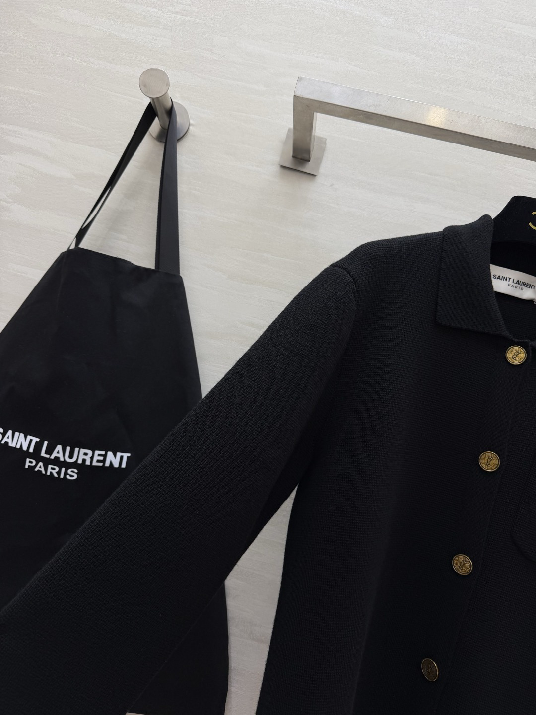 🖤YSL²⁶翻领金扣羊毛外套 经典小翻领利落大气 复古金扣点睛 纯色黑调高级耐看 羊毛面料密实软糯 单侧口袋简约点缀 短