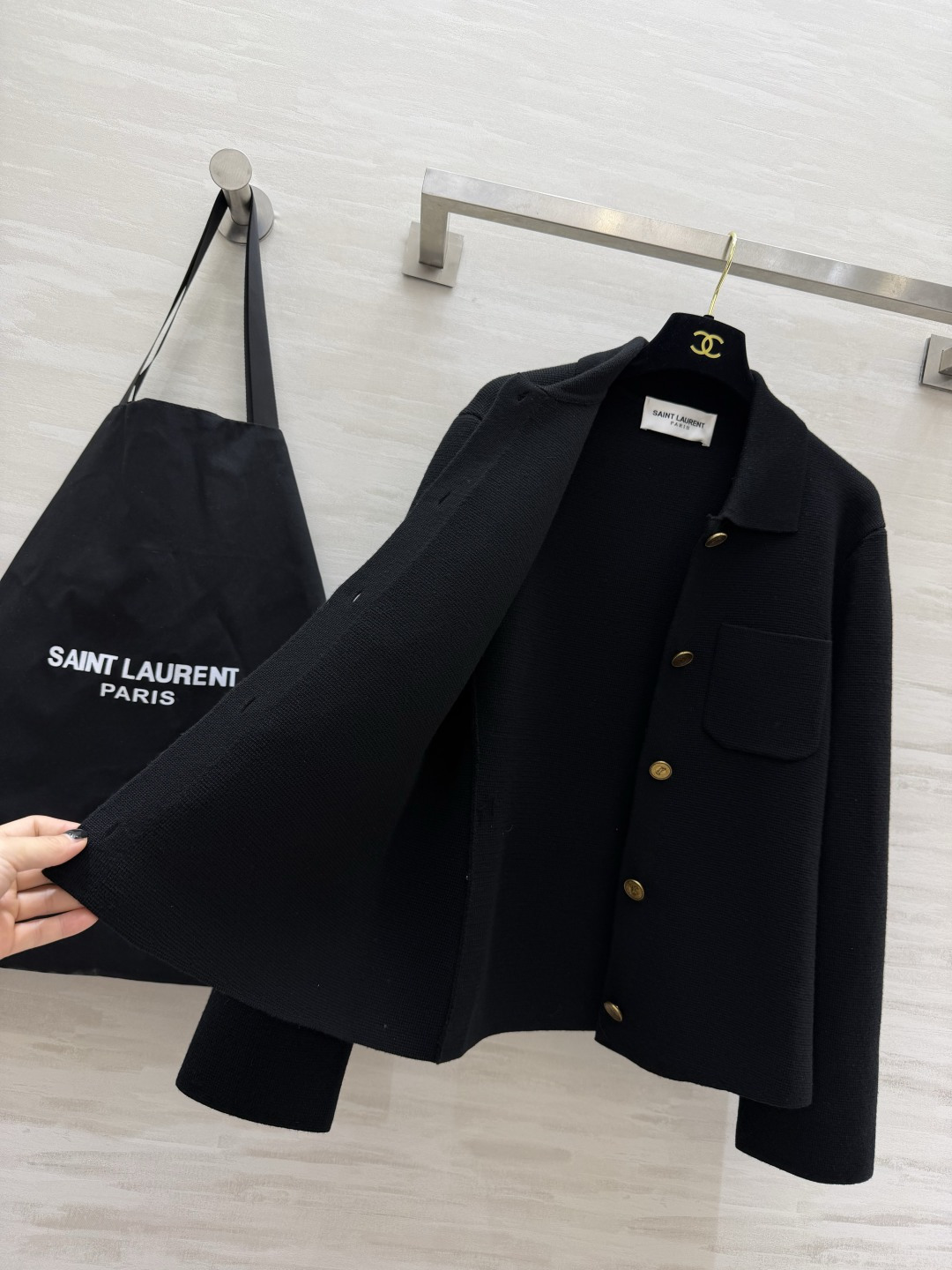 🖤YSL²⁶翻领金扣羊毛外套 经典小翻领利落大气 复古金扣点睛 纯色黑调高级耐看 羊毛面料密实软糯 单侧口袋简约点缀 短