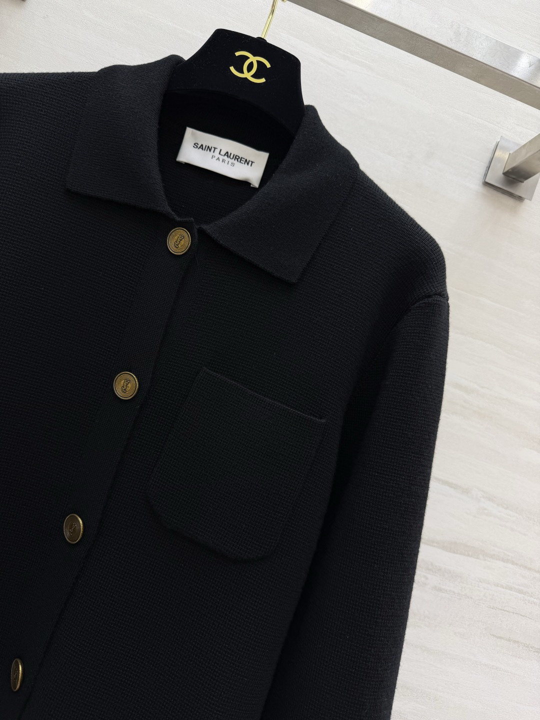 🖤YSL²⁶翻领金扣羊毛外套 经典小翻领利落大气 复古金扣点睛 纯色黑调高级耐看 羊毛面料密实软糯 单侧口袋简约点缀 短