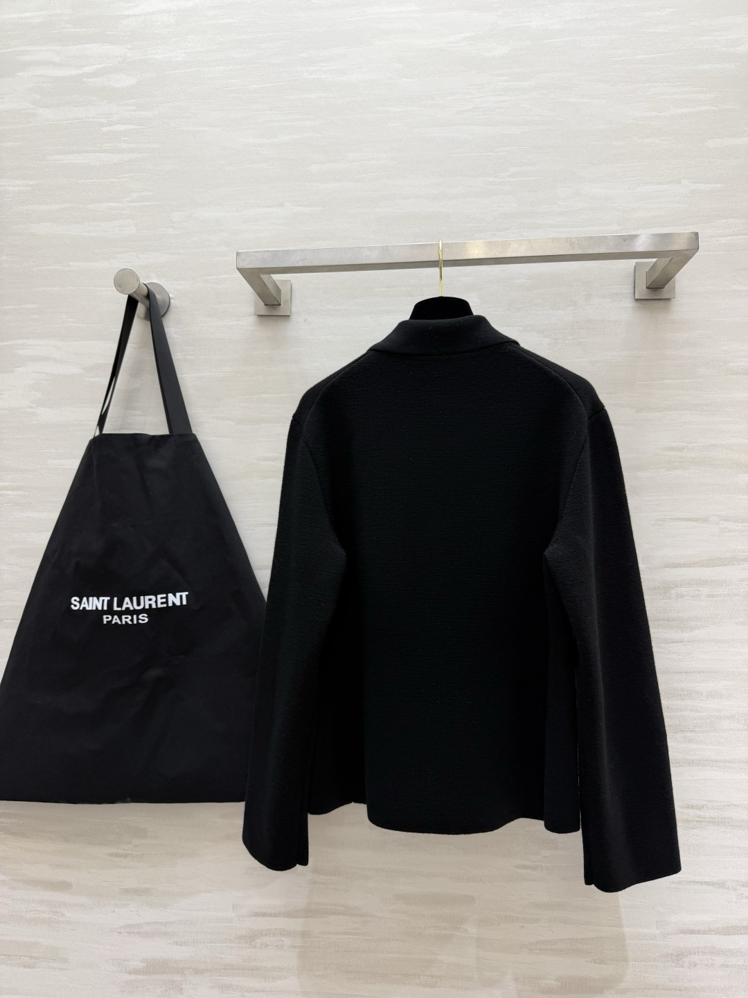 🖤YSL²⁶翻领金扣羊毛外套 经典小翻领利落大气 复古金扣点睛 纯色黑调高级耐看 羊毛面料密实软糯 单侧口袋简约点缀 短