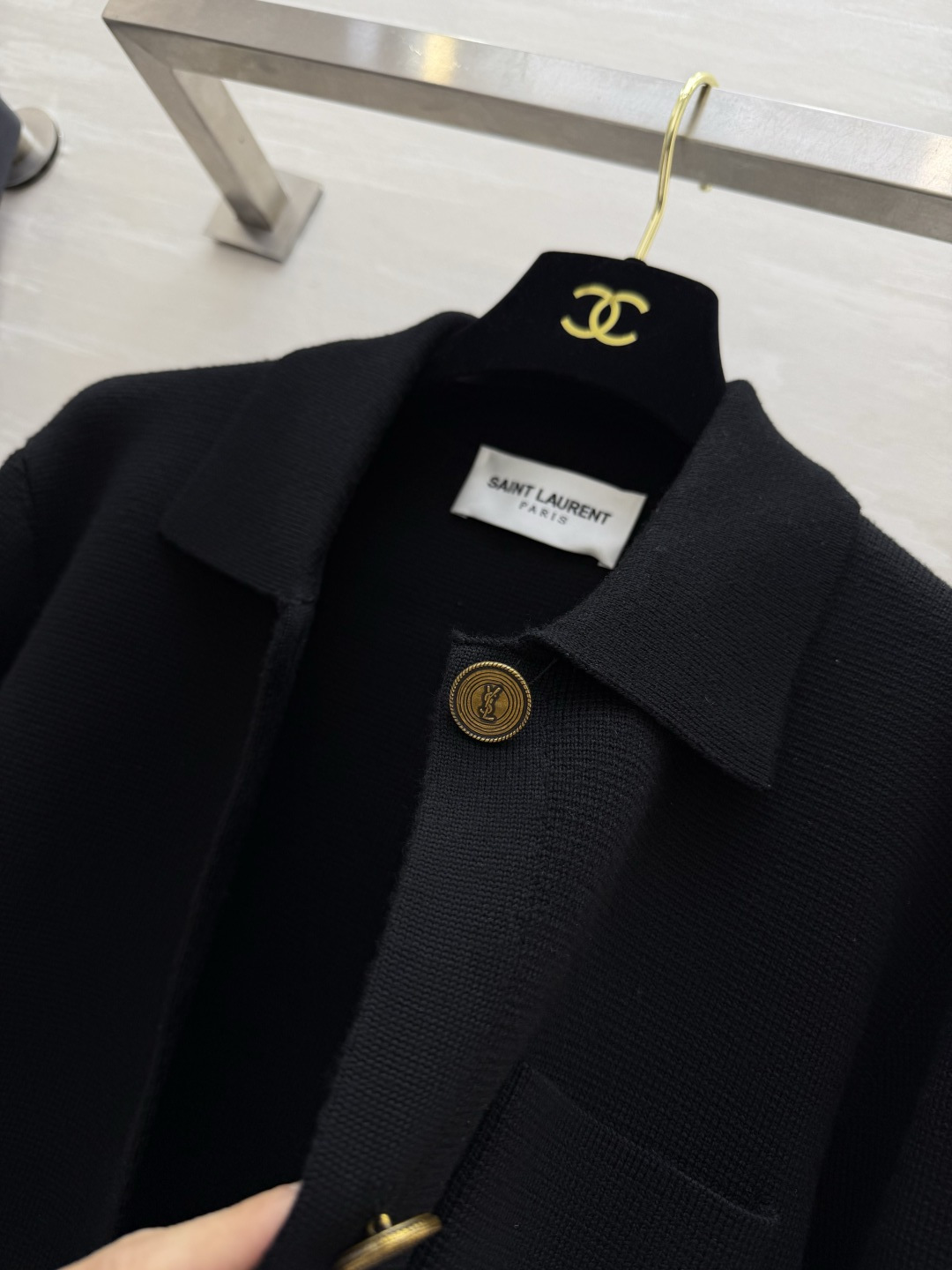 🖤YSL²⁶翻领金扣羊毛外套 经典小翻领利落大气 复古金扣点睛 纯色黑调高级耐看 羊毛面料密实软糯 单侧口袋简约点缀 短
