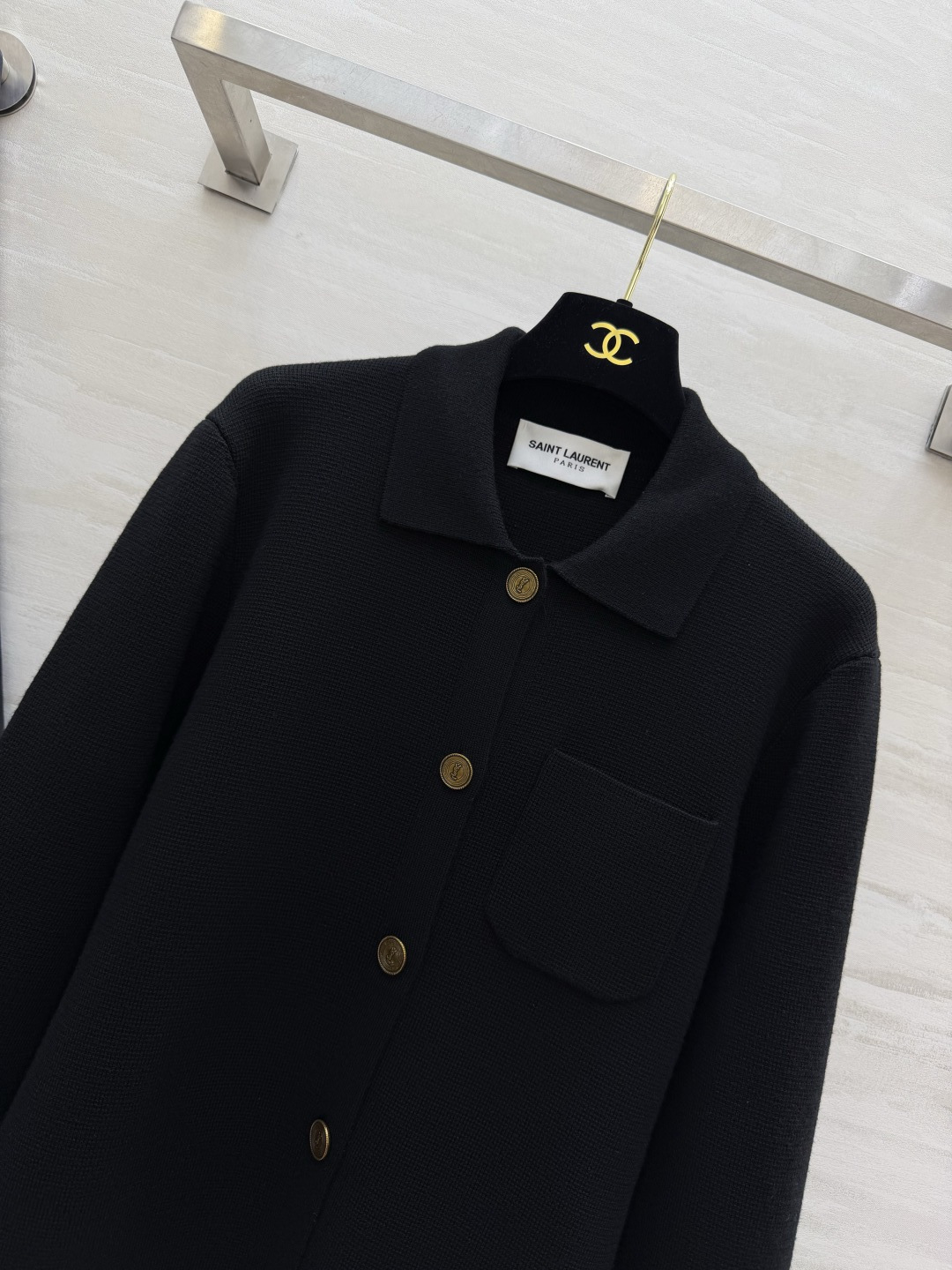 🖤YSL²⁶翻领金扣羊毛外套 经典小翻领利落大气 复古金扣点睛 纯色黑调高级耐看 羊毛面料密实软糯 单侧口袋简约点缀 短