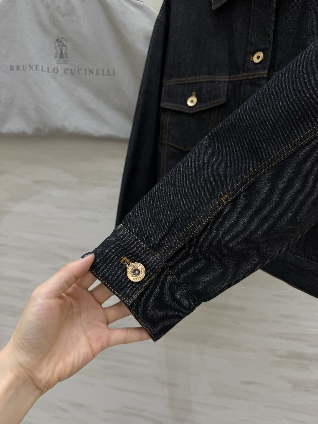 Brunello Cucinell♡²⁶原色牛仔外套 经典原色丹宁面料 自带复古沉稳质感 利落翻领 箱型版型优化身材比例