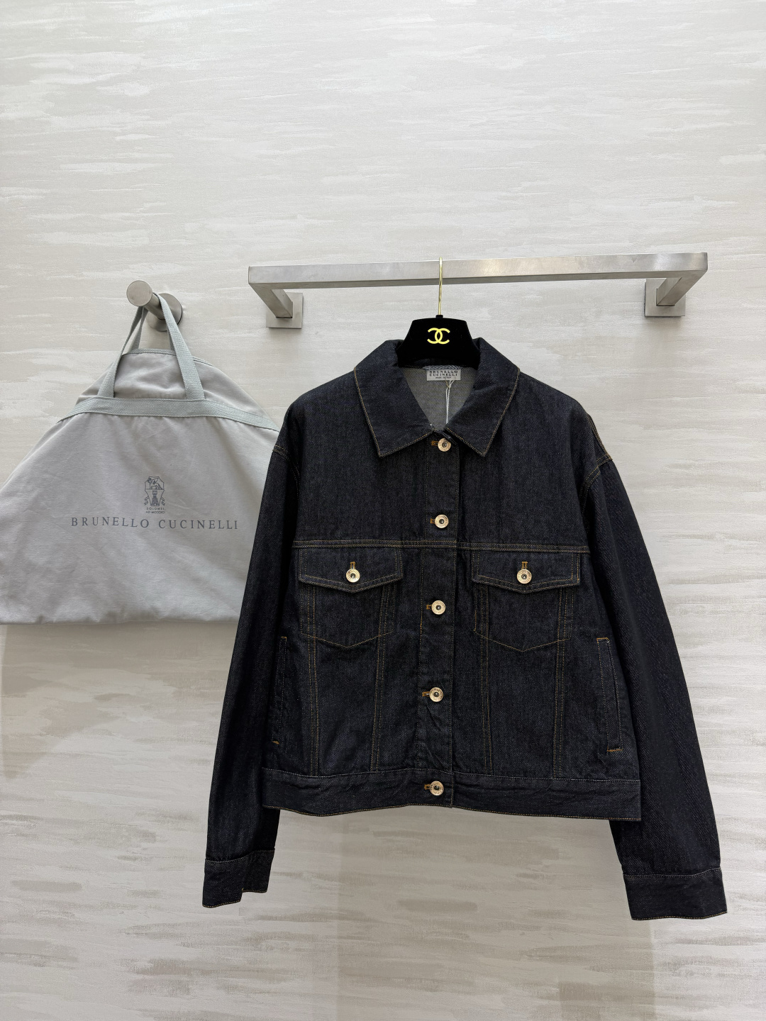NO:933635,Brunello Cucinell original color denim jacket, classic original color denim fabric with a retro and calm texture, neat lapels, box-shaped version to optimize body proportions, open stitching with metal round buckles, exquisite workmanship in details, double chest pocket design, retaining the casual atmosphere of the denim jacket, loose and slightly dropped shoulders, not flattering on the body shape, easy to switch between casual and commuting, low-key, high-end daily wear, just needed, high-quality customization  Available in stock first size S/M/L (S size shoulder width 50, bust 104, length 54), women's clothing, brunello cucinelli, jackets & coats,19860909Brunello Cucinell原色牛仔外套 经典原色丹宁面料 自带复古沉稳质感 利落翻领 箱型版型优化身材比例 明线走线搭配金属圆扣 细节做工考究 胸前双口袋设计 保留牛仔外套随性氛围 宽松微落肩剪裁不挑身形 休闲、通勤轻松切换 低调高级日常穿搭刚需款 高品质定制 现货首发sizeS/M/L（s码肩宽50,胸围104,衣长54）,女装,brunello cucinelli,jackets & coats,,Women's clothing