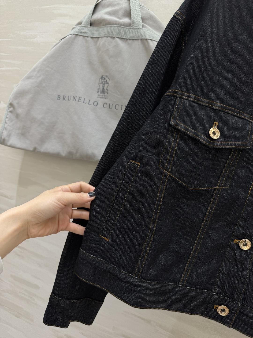 Brunello Cucinell♡²⁶原色牛仔外套 经典原色丹宁面料 自带复古沉稳质感 利落翻领 箱型版型优化身材比例