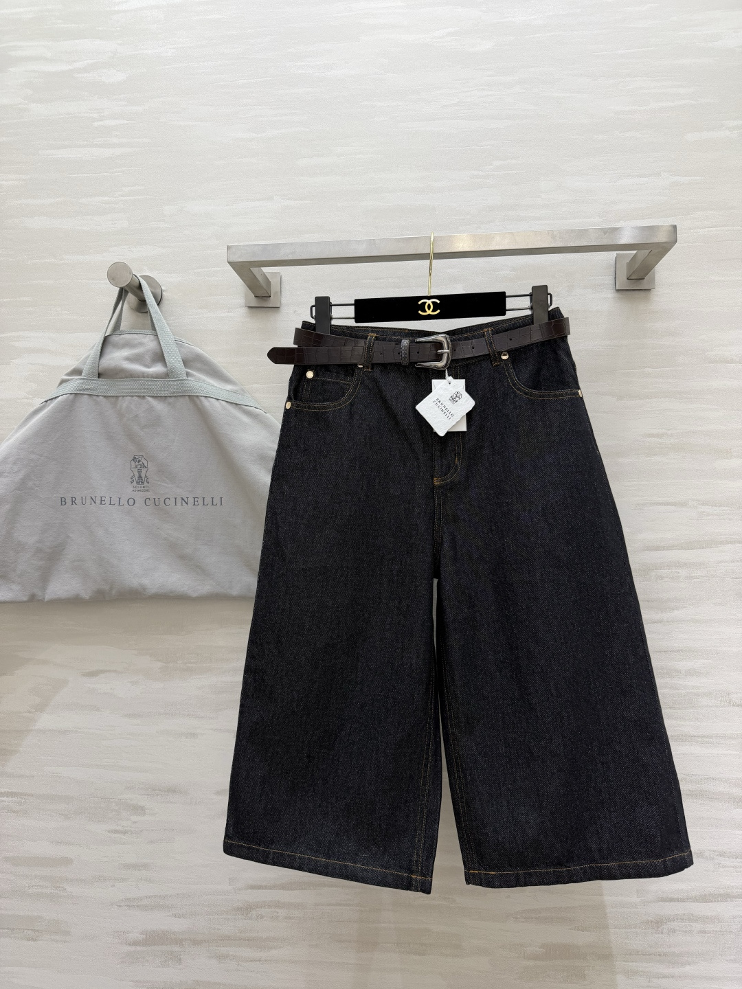 NO:933652,Brunello Cucinell raw color denim three-quarter wide-leg pants. Classic raw-color denim fabric. Stiff and stylish, not easy to collapse. Comes with a matching belt. The waistline can be adjusted at will. The loose three-quarter wide-leg version hides the flesh and makes you slim. The trousers drape neatly and modify the thigh lines. Simple and elegant old money style. Suitable for matching with T-shirts, shirts, and denim jackets!  Relaxed and casual, creating a high-end and low-key sense of wear. High-quality customization. Available in stock first size S/M/L (S size waist 68, hip 90, pants length 70), women's clothing, brunello cucinelli, jackets & coats, shirts, tees, t-shirt,19860909Brunello Cucinell原色牛仔七分阔腿裤 经典原色丹宁面料 硬挺有型不易软塌 自带配套皮带 腰线随心调节 宽松七分阔腿版型藏肉显瘦 裤型垂坠利落修饰大腿线条 老钱风简约大气 搭配T恤、衬衫、牛仔外套都适配！松弛随性 打造高级低调穿搭感 高品质定制 现货首发sizeS/M/L（s码腰围68,臀围90,裤长70）,女装,brunello cucinelli,jackets & coats,shirts,tees，t-shirt,,Women's clothing