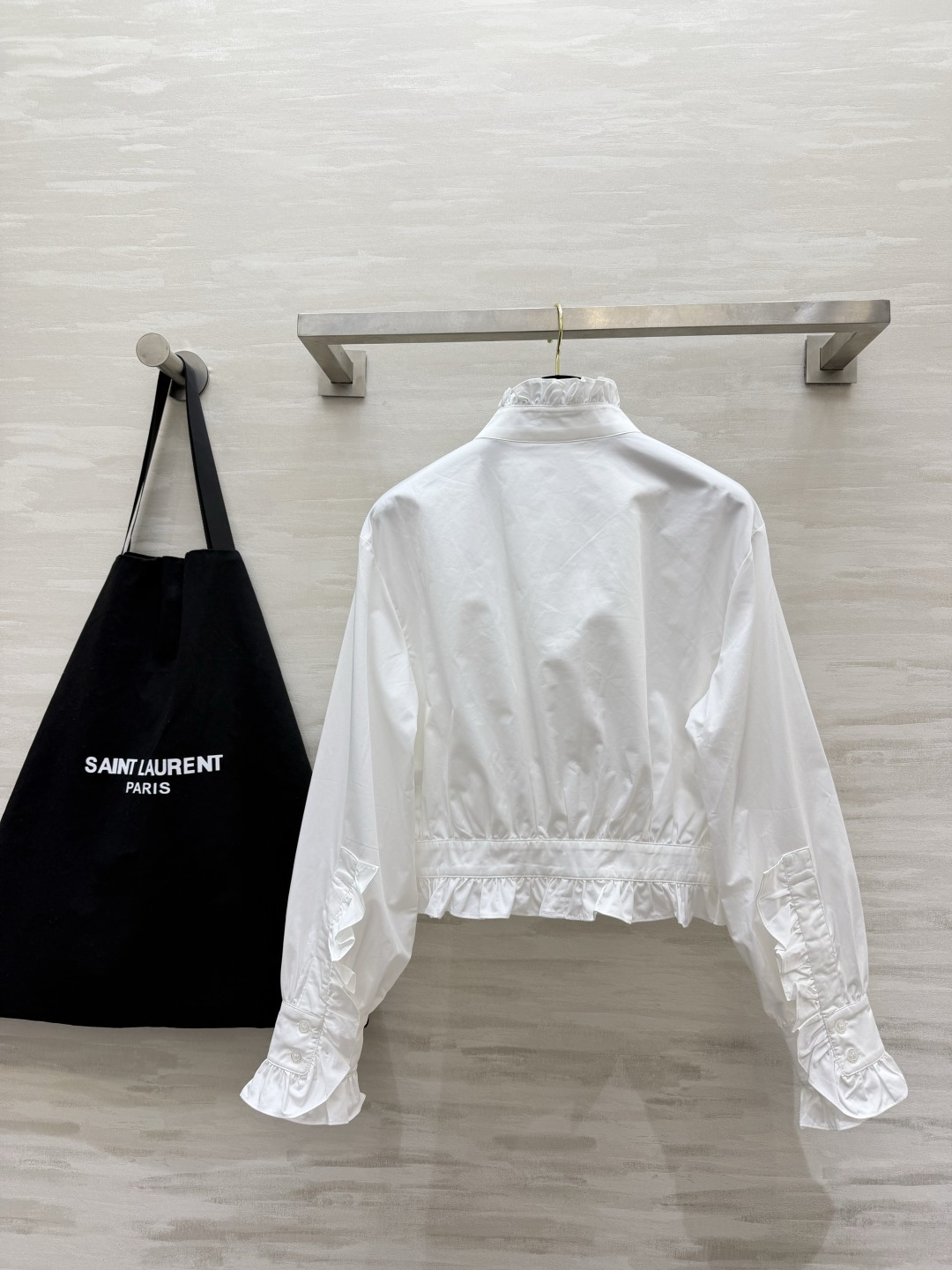 🤍YSL²⁶木耳边短款白衬衫 经典白色高支棉面料 版型挺括有型 领口、袖口、下摆拼接精致木耳边短款收腰打揽设计 巧妙拉高