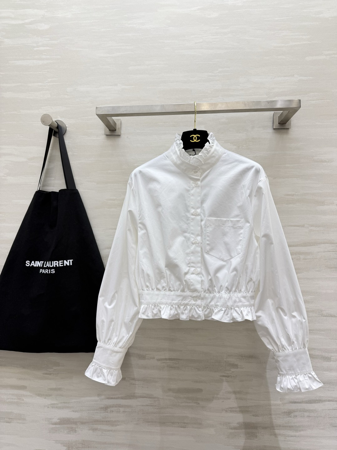 NO:933670,YSL fungus-trimmed short white shirt. Classic white high-count cotton fabric. Stiff and stylish fit. The collar, cuffs, and hem are exquisitely spliced ​​with fungus-trimmed short waist-cinching design. It cleverly raises the waistline. Simple embellishment of single pocket. Long-sleeved lantern sleeves are retro and gentle. It goes well with skirts and jeans!  French girly atmosphere. Can be worn for daily commuting. High-quality customization. Available in stock first size S/M/L (S size bust 90, length 46), saint laurent-clothing, saint laurent, saint laurent, skirts, jeans, shirts,19860909YSL木耳边短款白衬衫 经典白色高支棉面料 版型挺括有型 领口、袖口、下摆拼接精致木耳边短款收腰打揽设计 巧妙拉高腰线 单口袋简约点缀 长袖灯笼袖复古温柔 搭配半裙、牛仔裤都出彩！法式少女氛围感 日常通勤都可穿 高品质定制 现货首发sizeS/M/L（s码胸围90,衣长46）,圣罗兰-服装,saint laurent,saint laurent,skirts,jeans,shirts,,Women's clothing