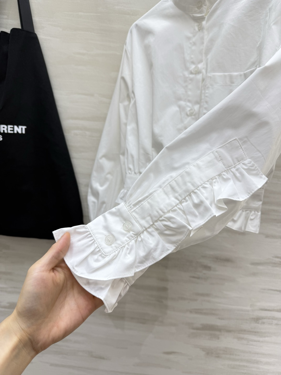 🤍YSL²⁶木耳边短款白衬衫 经典白色高支棉面料 版型挺括有型 领口、袖口、下摆拼接精致木耳边短款收腰打揽设计 巧妙拉高