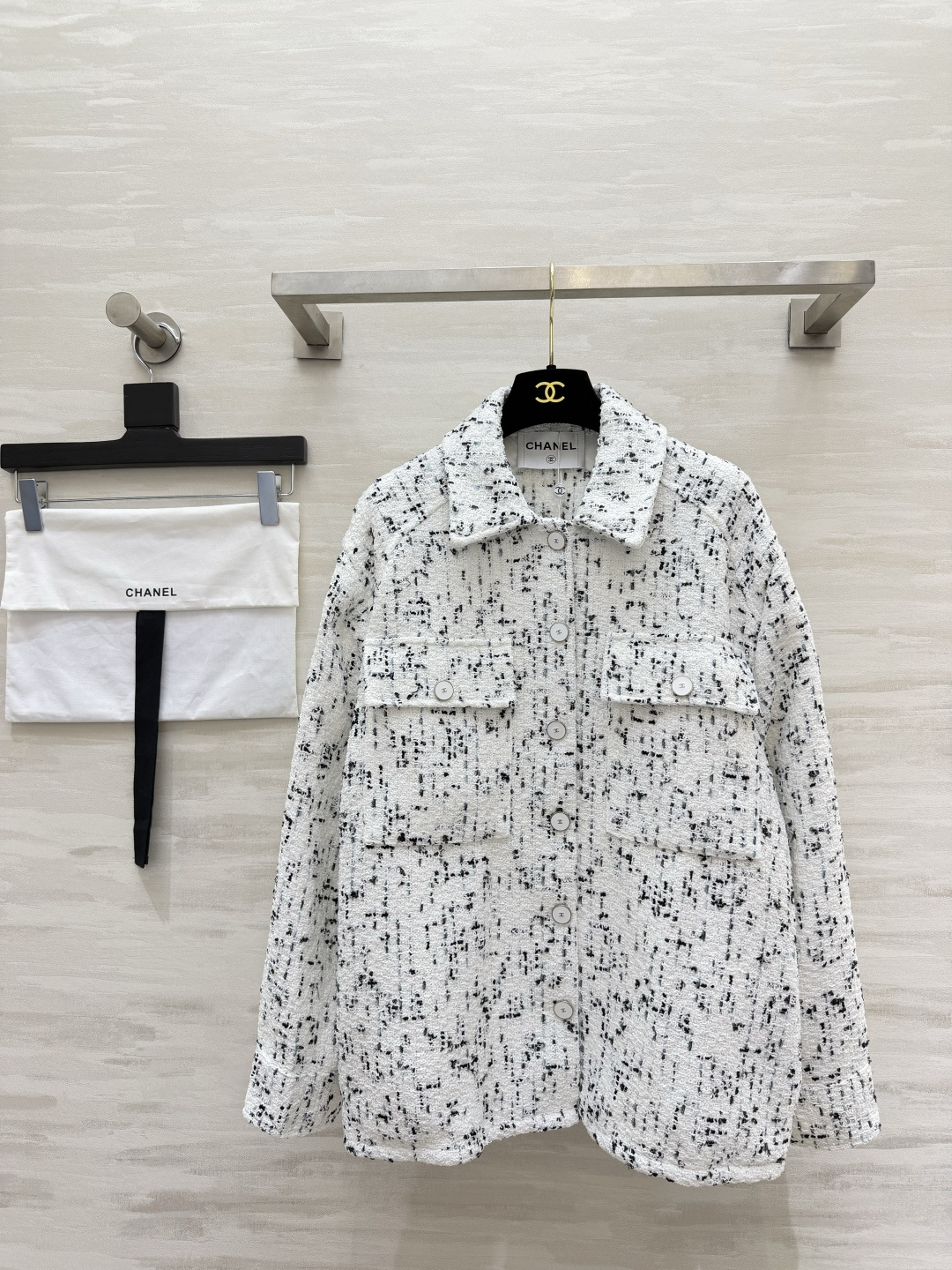 NO:933609,Chane black and white tweed shirt jacket. Lapel work shirt style. White background interspersed with black yarn. Casual mottled texture. Double patch pocket design on the chest. Full of workwear feel. Loose and wide version with dropped shoulders. Relaxed and casual but not tight. Stiff tweed fabric has a high-end texture. Can be opened as a jacket or buttoned up to wear alone!  Styled with trousers and gentle with skirts. Ace of daily wear atmosphere. High-quality customization. Available in stock first size S/M/L (S size shoulder width 50, bust 108, length 60), Chanel - clothing, chanel, chanel, skirts, jackets & coats, shirts,19860909Chane黑白粗花呢衬衫外套 翻领工装衬衫版型 白底色穿插黑色杂纱 随性斑驳肌理 胸前双贴袋设计 工装感十足 宽松落肩阔版 松弛随性不紧绷 挺括粗花呢面料 自带高级肌理感 可敞开当外套、扣上单穿！搭配裤装干练、配半裙温柔 日常穿搭氛围感王牌 高品质定制 现货首发sizeS/M/L（s码肩宽50,胸围108,衣长60）,香奈儿-服装,chanel,chanel,skirts,jackets & coats,shirts,,Women's clothing