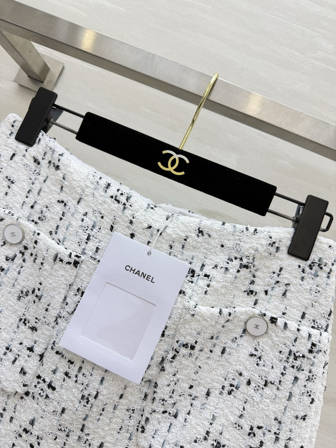 🤍Chane♡²⁶黑白粗花呢A字半裙 同系列粗花面料 和外套成套可搭 白底穿插黑色纱线 肌理随性高级 前片双贴袋 纽扣点