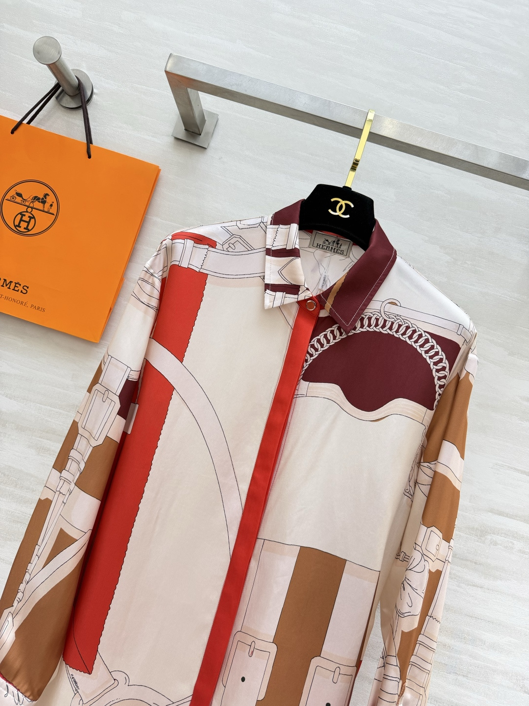 🤎Hermès马鞍印花真丝长袖衬衫 经典马鞍皮具主题满印图案 复古大气 米白底色搭配红棕撞色 配色高级沉稳 顺滑真丝面料