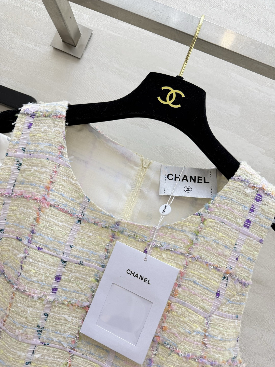 Chane♡²⁶彩格粗花呢无袖背心裙 温柔奶黄底色 穿插粉紫浅彩格纹 清新柔和 经典直筒H型版型 利落显瘦不挑身形 前襟