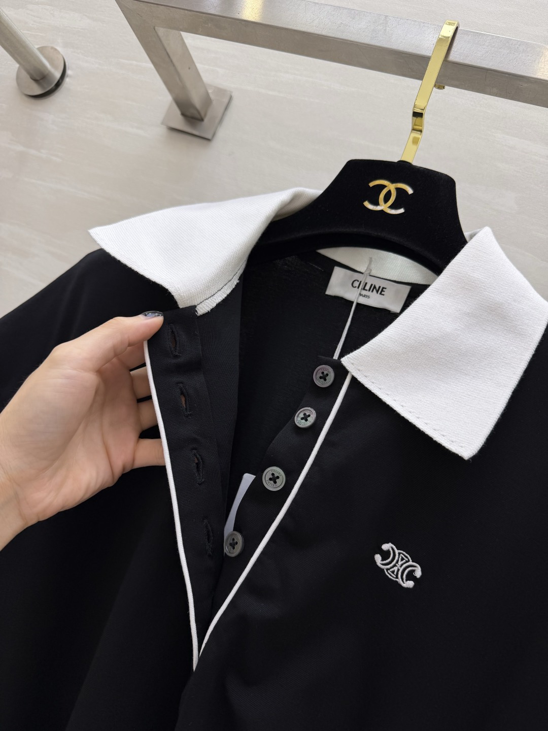 Celin♡²⁶Polo领连衣裙｜黑白两色 经典Polo翻领设计 简约学院气质 胸前精致凯旋门小刺绣 低调标识不张扬 侧