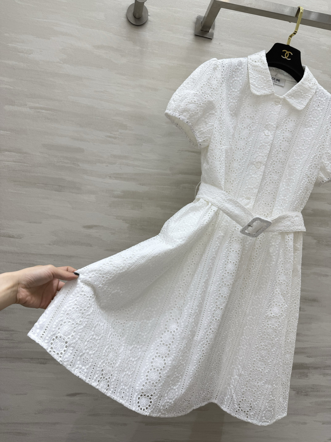 🤍Celin♡²⁶刺绣镂空收腰小白裙 精致满幅镂空刺绣面料 花纹细腻立体 娃娃小翻领搭配泡泡短袖 柔和复古少女感 前襟一