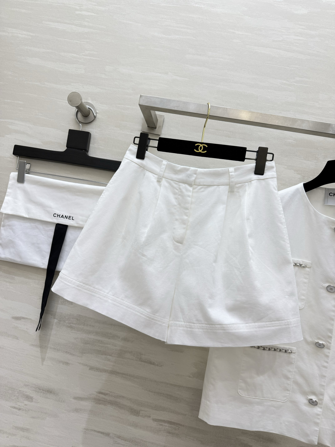 🤍Chane♡²⁶链条口袋马甲短裤套装｜藏青/白两色 简约圆领无袖马甲 四袋设计搭配金属链条饰边小香标志性细节 低调精致