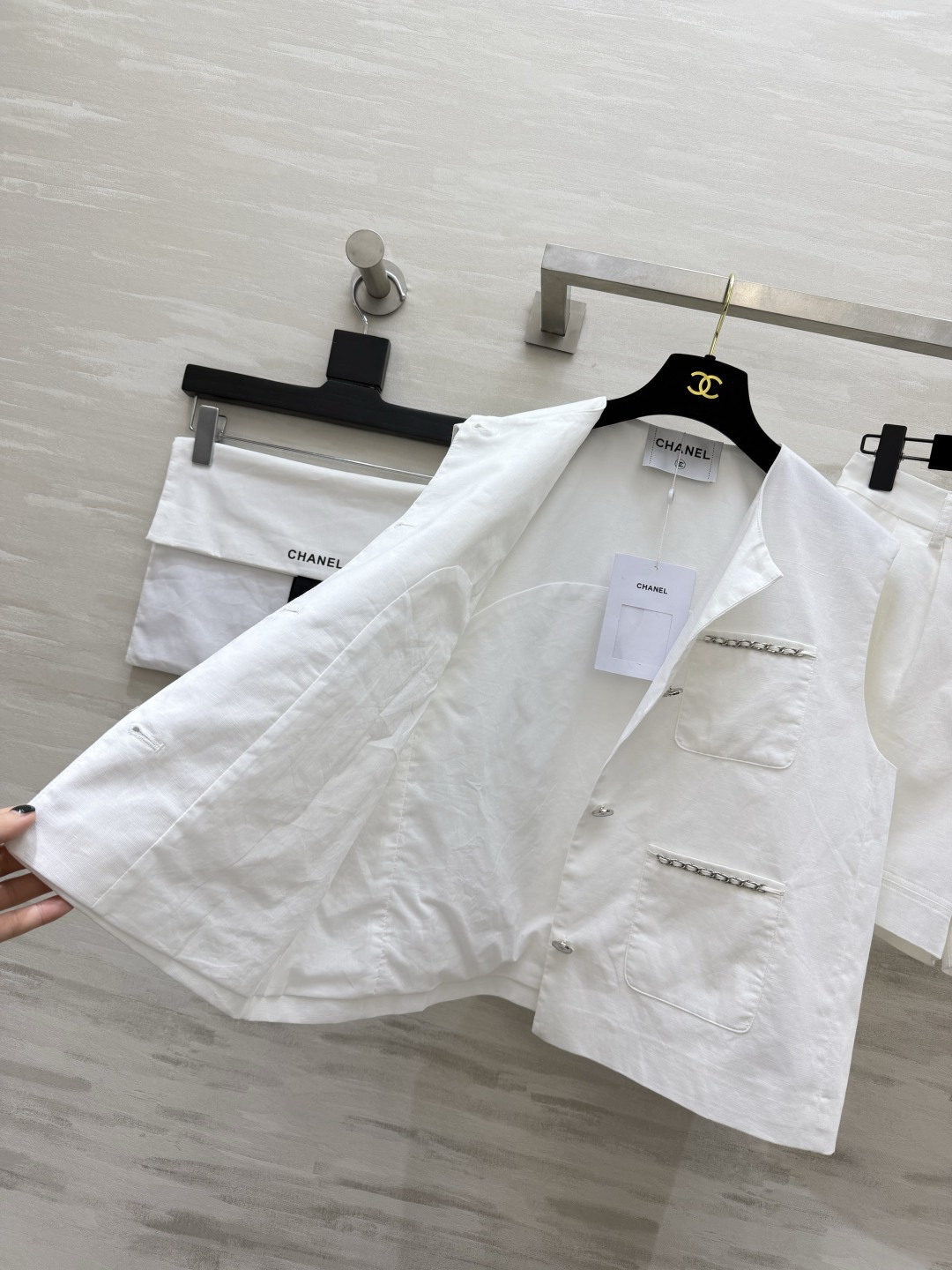 🤍Chane♡²⁶链条口袋马甲短裤套装｜藏青/白两色 简约圆领无袖马甲 四袋设计搭配金属链条饰边小香标志性细节 低调精致