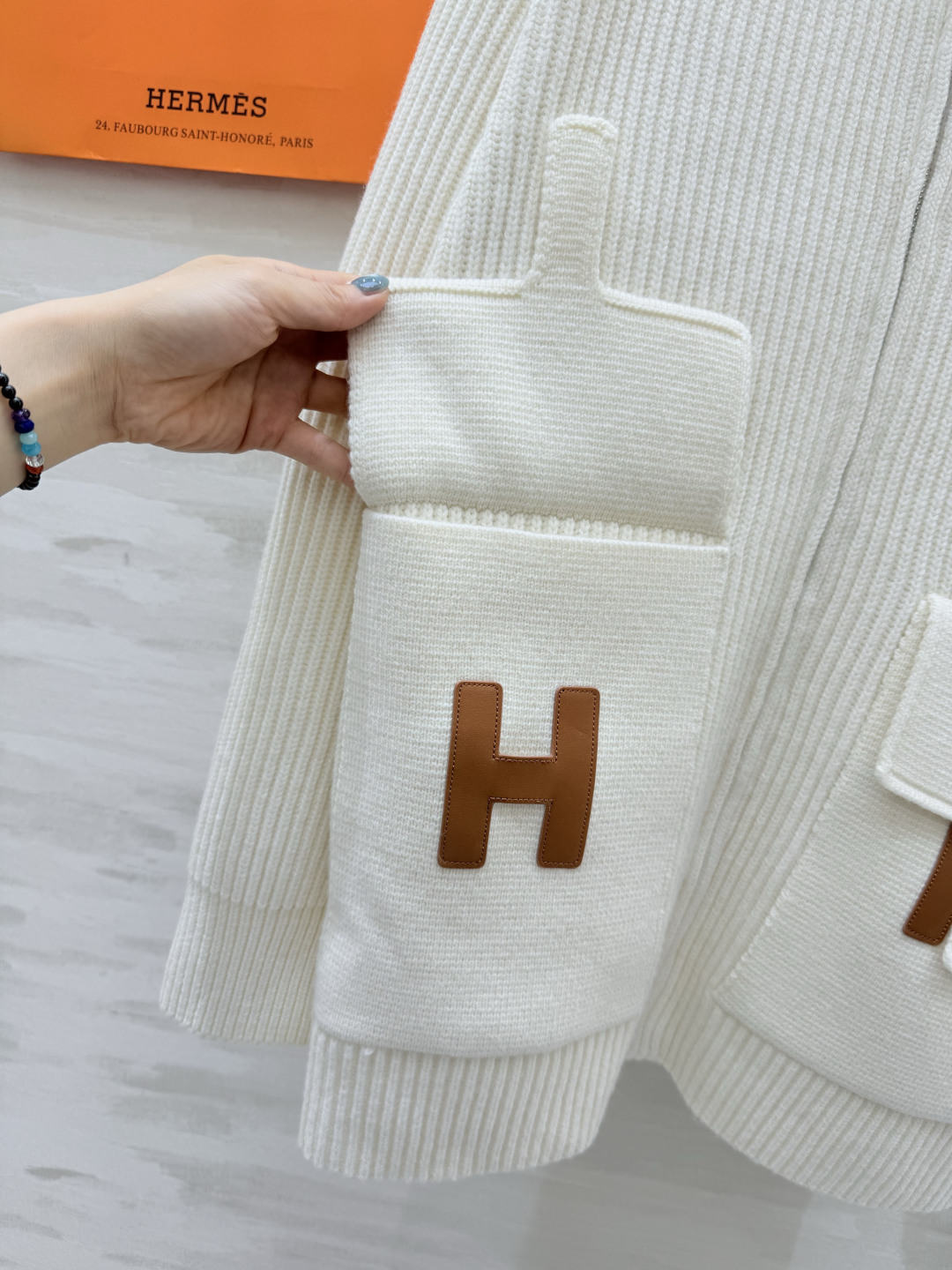 #Herme♡新款 H口袋拼皮毛衣 乳白罗纹针织＋棕色皮革口袋 简约又有辨识度 100%美丽诺绵羊毛 柔软亲肤 秋冬穿超