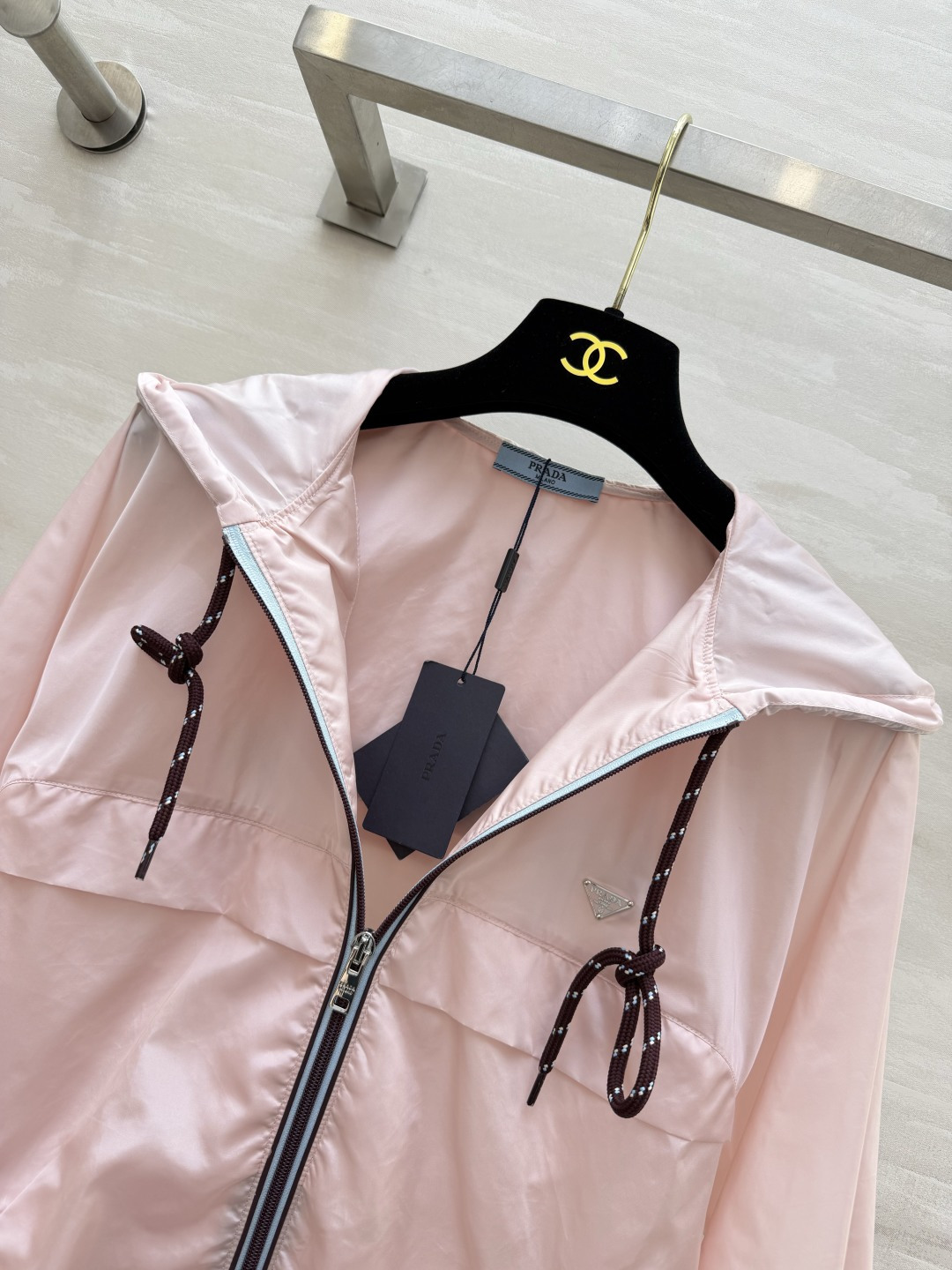 Prad♡²⁶樱花粉连帽外套💗温柔减龄的淡粉色 少女感恰到好处 复古波点撞色抽绳 细节自带精致感胸前经典三角小标 低调彰