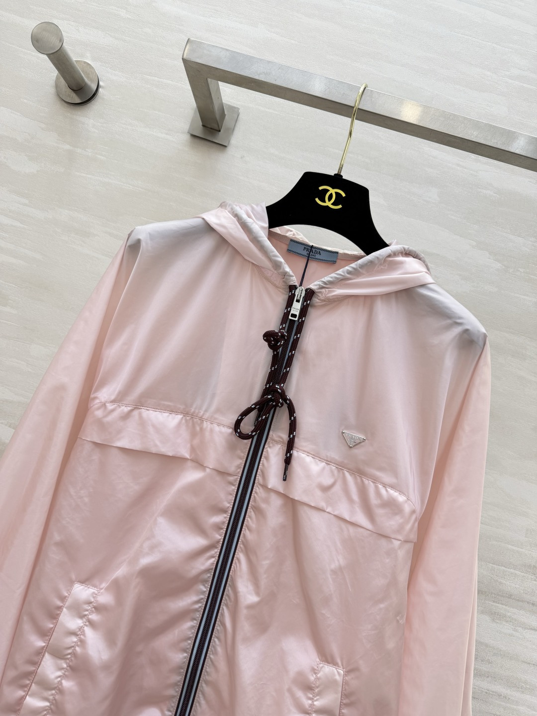 Prad♡²⁶樱花粉连帽外套💗温柔减龄的淡粉色 少女感恰到好处 复古波点撞色抽绳 细节自带精致感胸前经典三角小标 低调彰