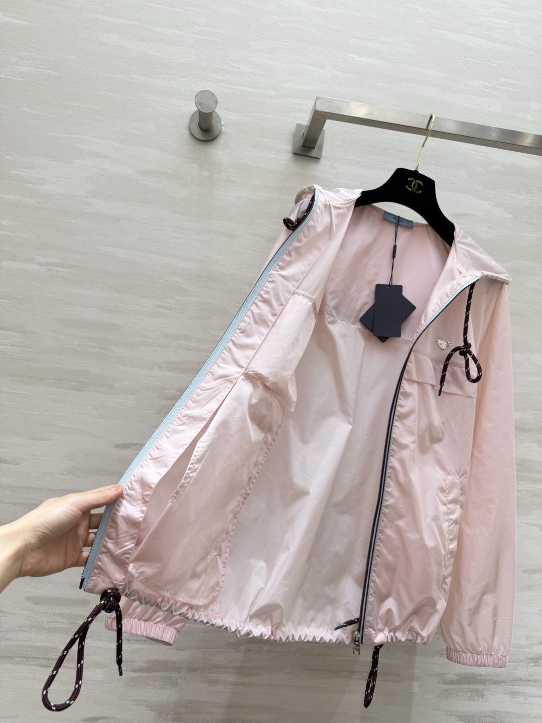 Prad♡²⁶樱花粉连帽外套💗温柔减龄的淡粉色 少女感恰到好处 复古波点撞色抽绳 细节自带精致感胸前经典三角小标 低调彰
