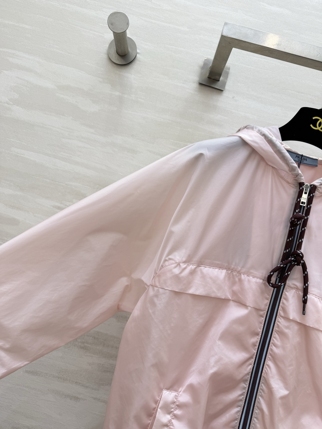 Prad♡²⁶樱花粉连帽外套💗温柔减龄的淡粉色 少女感恰到好处 复古波点撞色抽绳 细节自带精致感胸前经典三角小标 低调彰