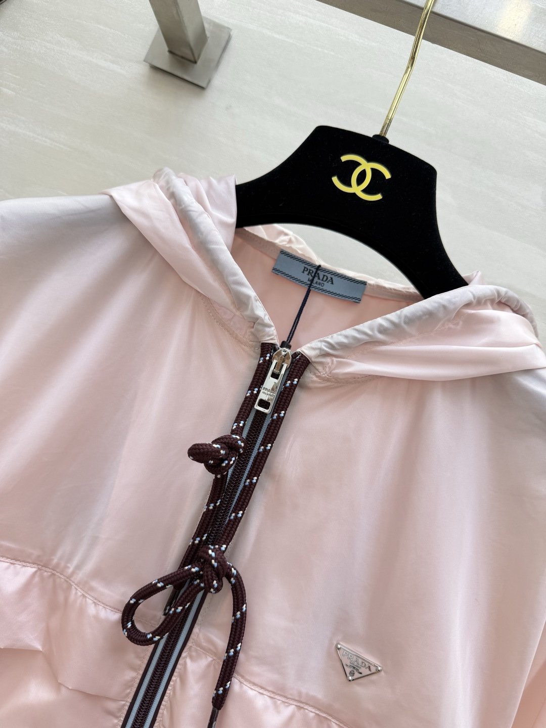Prad♡²⁶樱花粉连帽外套💗温柔减龄的淡粉色 少女感恰到好处 复古波点撞色抽绳 细节自带精致感胸前经典三角小标 低调彰
