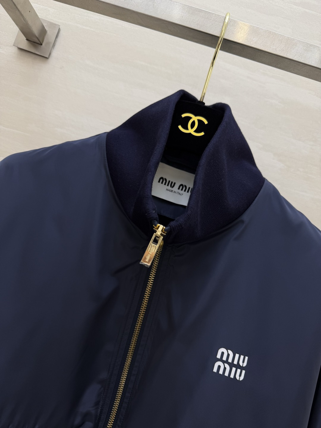 MiuMi♡²⁶藏青工装风外套🤍复古藏蓝色调自带沉稳气质 翻领精致有层次 胸前简约字母标识 低调不张扬 立体大口袋工装设