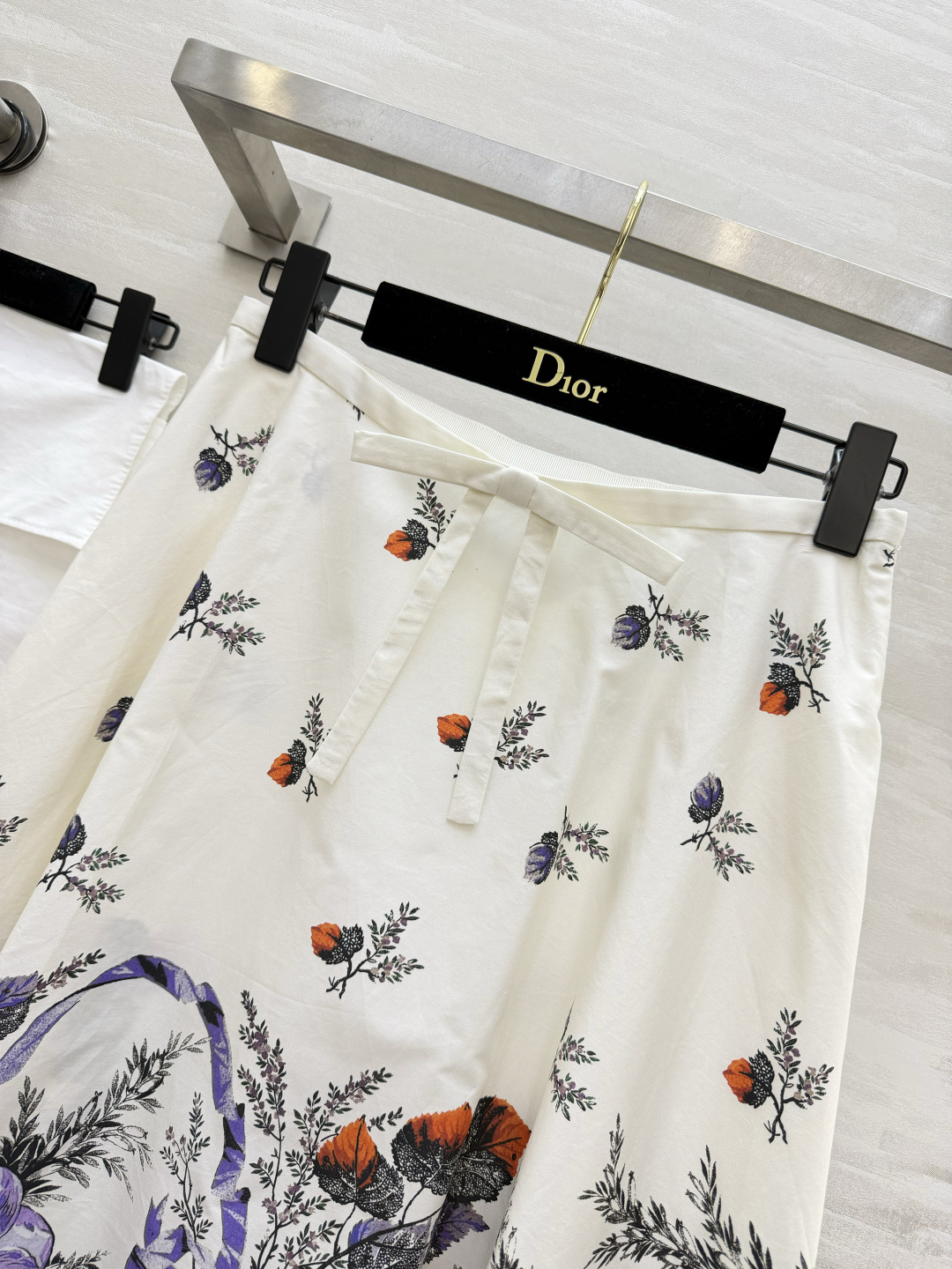 Dio♡²⁶复古花卉印花大摆半裙 油画感艺术花卉印花 色彩浓郁富有层次感 米白底色搭配热烈花束 下摆黑色撞色包边 经典点
