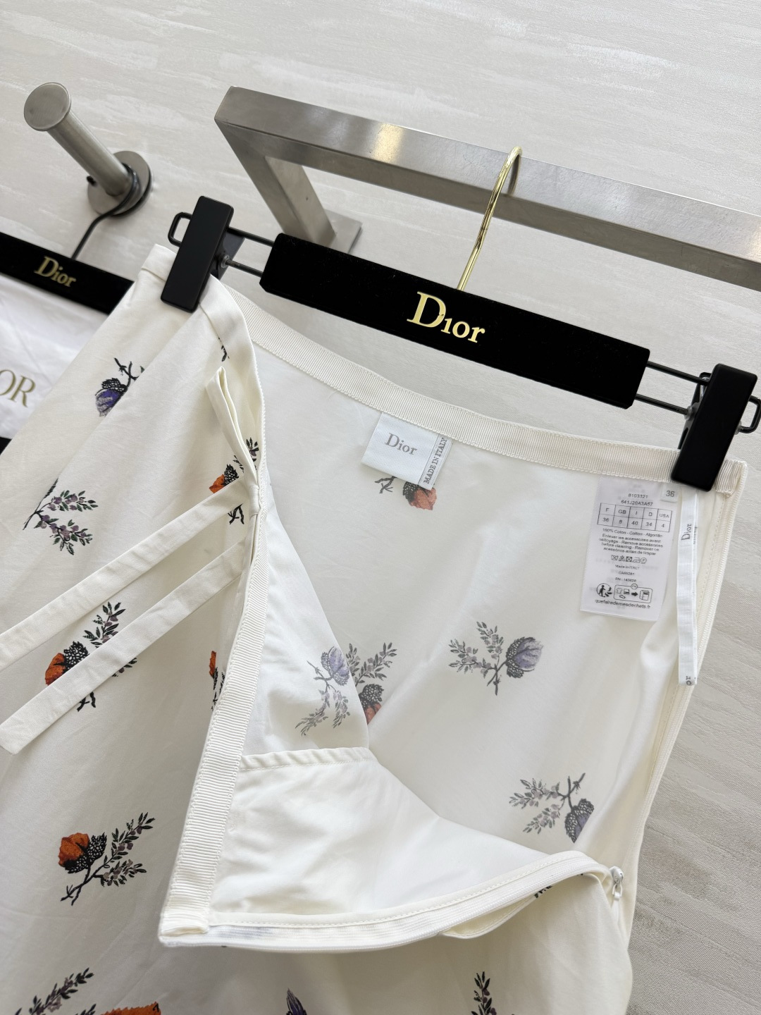 Dio♡²⁶复古花卉印花大摆半裙 油画感艺术花卉印花 色彩浓郁富有层次感 米白底色搭配热烈花束 下摆黑色撞色包边 经典点