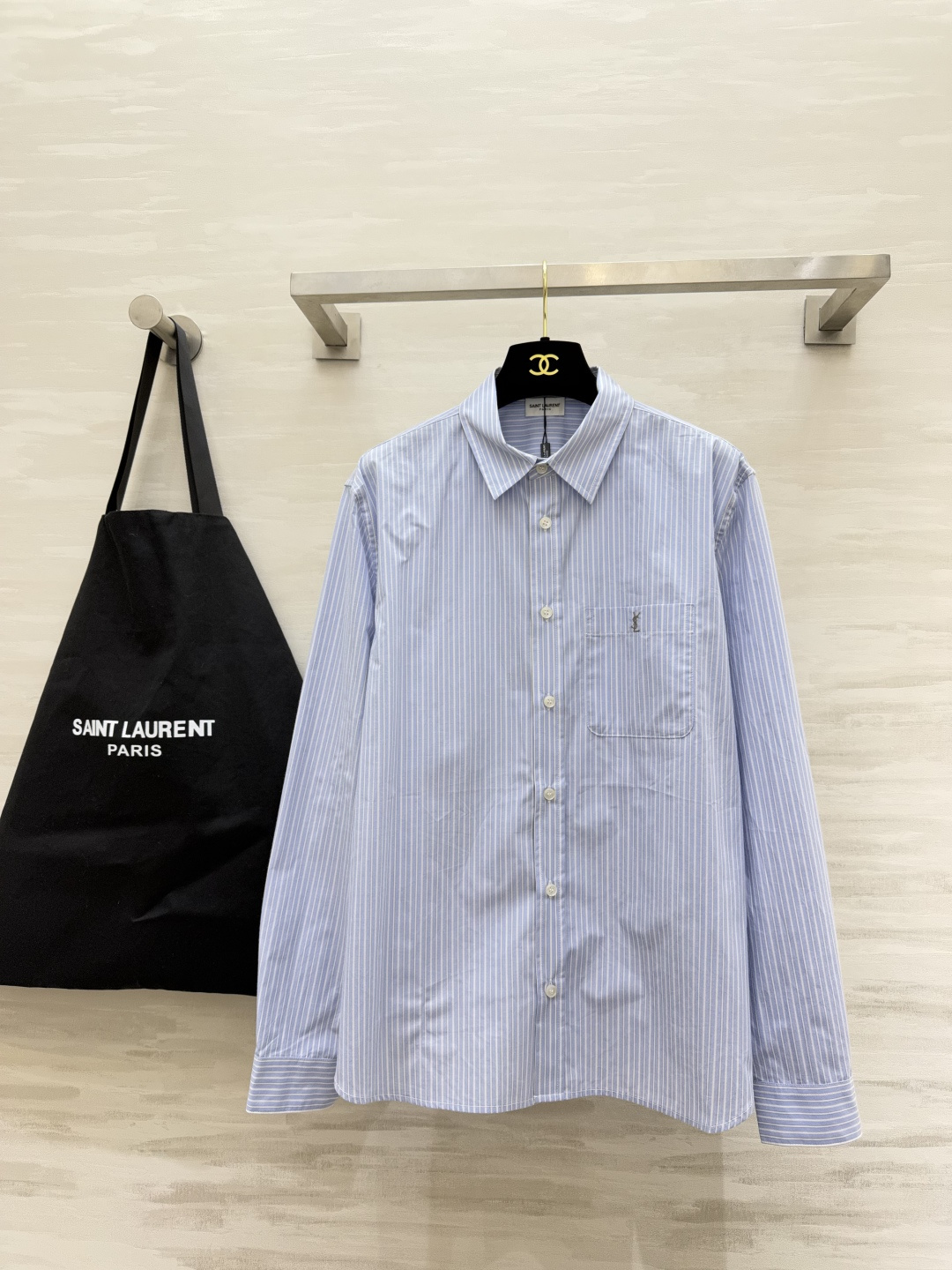 YSL²⁶蓝白细条纹长袖衬衫💙经典蓝白竖条纹 清爽干净自带松弛感 标准翻领剪裁 版型宽松随性不挑身形 胸口口袋精致小lo