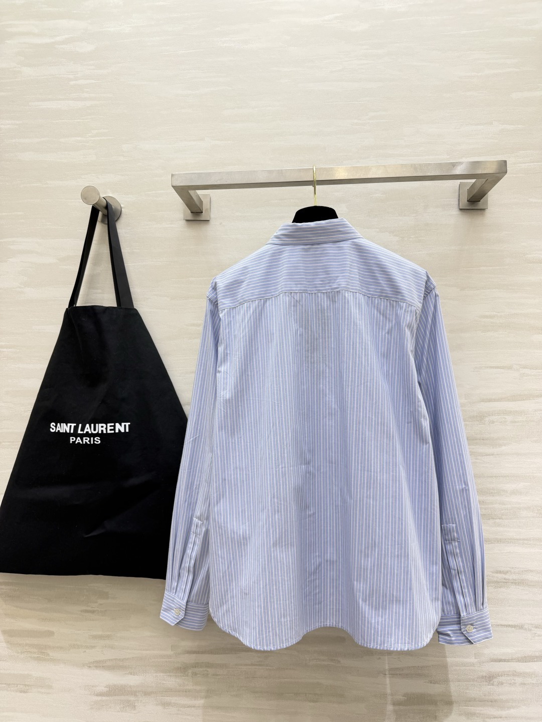 YSL²⁶蓝白细条纹长袖衬衫💙经典蓝白竖条纹 清爽干净自带松弛感 标准翻领剪裁 版型宽松随性不挑身形 胸口口袋精致小lo