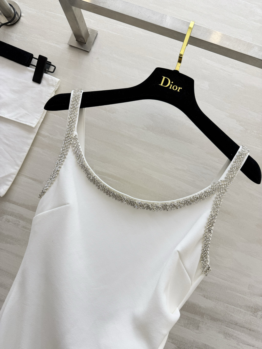 #Dio♡²⁶经典水钻吊带礼服连衣裙 黑白双色，解锁两种极致优雅🤍🖤 领口肩带满镶精致水钻，细闪高级氛围感拉满 侧边收褶