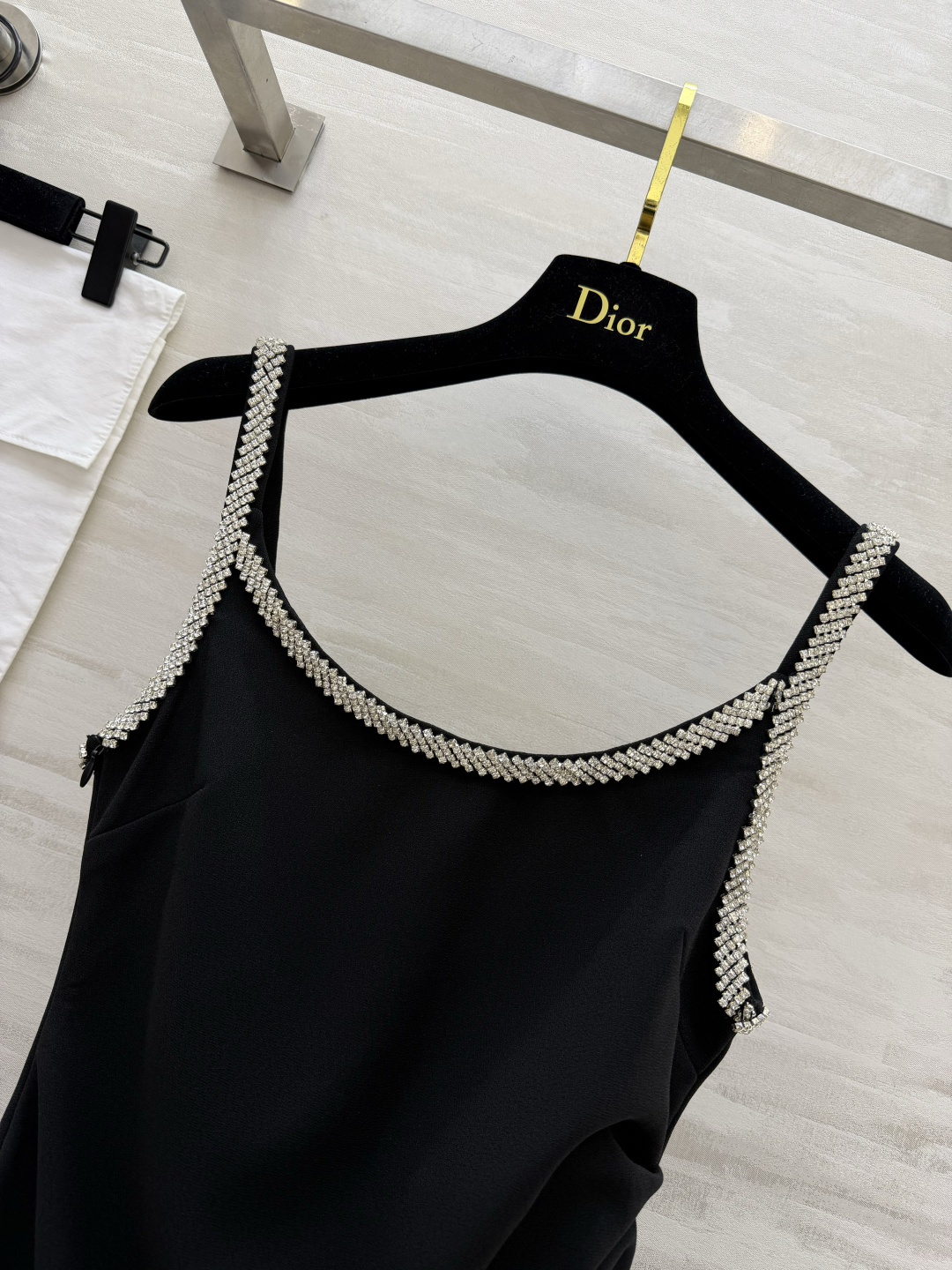 #Dio♡²⁶经典水钻吊带礼服连衣裙 黑白双色，解锁两种极致优雅🤍🖤 领口肩带满镶精致水钻，细闪高级氛围感拉满 侧边收褶