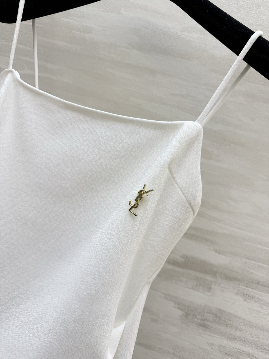 #YSL²⁶经典气质细吊带长裙 三色高级封神配色🤍🤎🖤 简约一字方领 精致金属小标点缀 恰到好处的收褶剪裁 悄悄修饰腰线