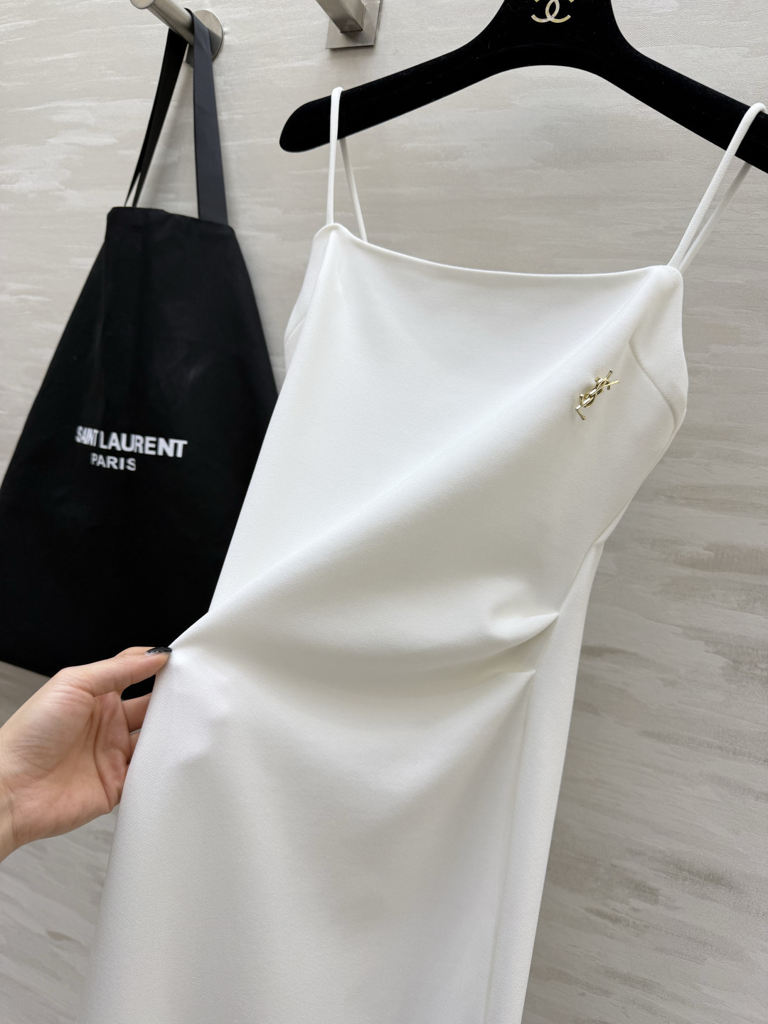 #YSL²⁶经典气质细吊带长裙 三色高级封神配色🤍🤎🖤 简约一字方领 精致金属小标点缀 恰到好处的收褶剪裁 悄悄修饰腰线